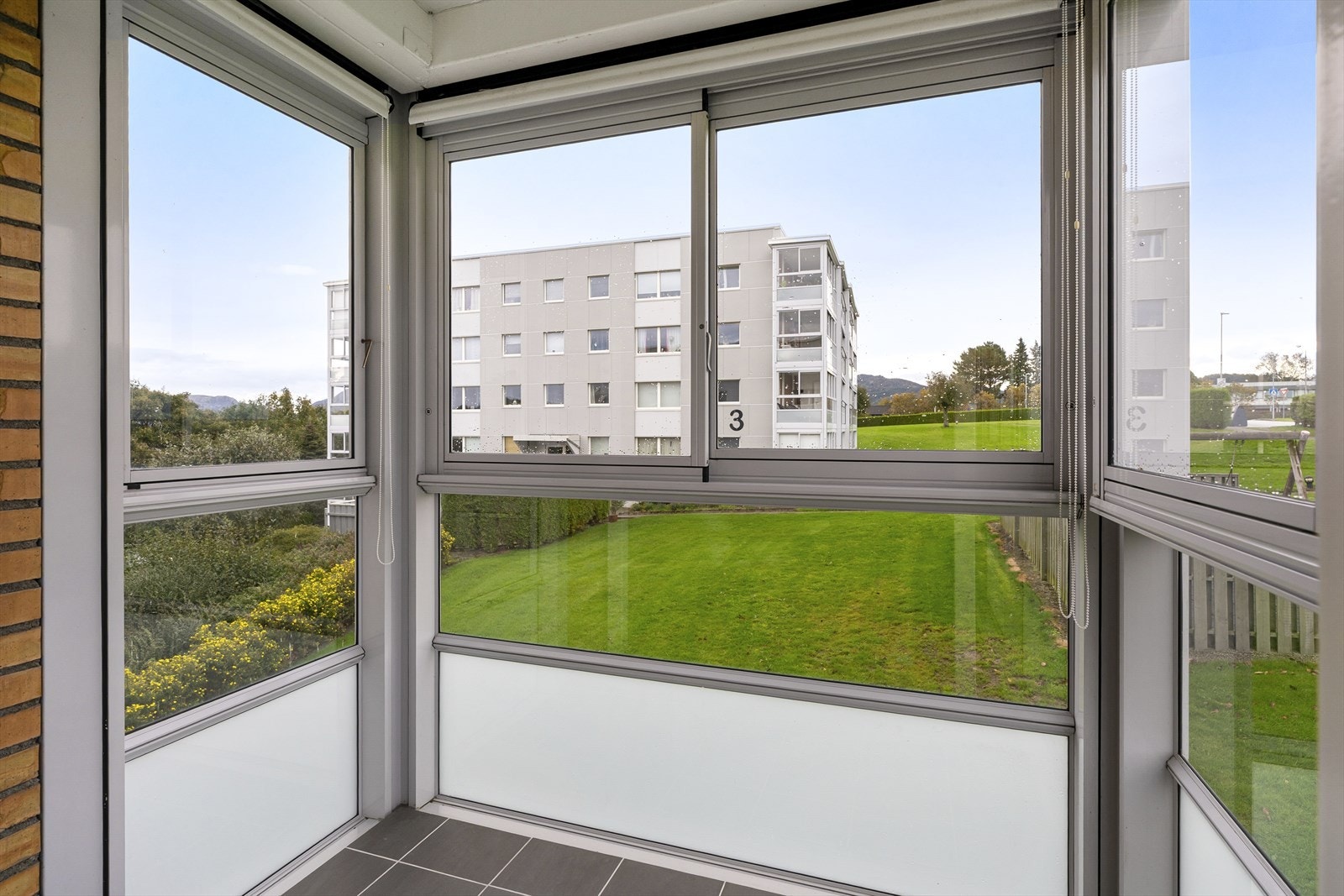 - Borettslaget har også store grøntområder som kan benyttes av beboerne - Galleribilde