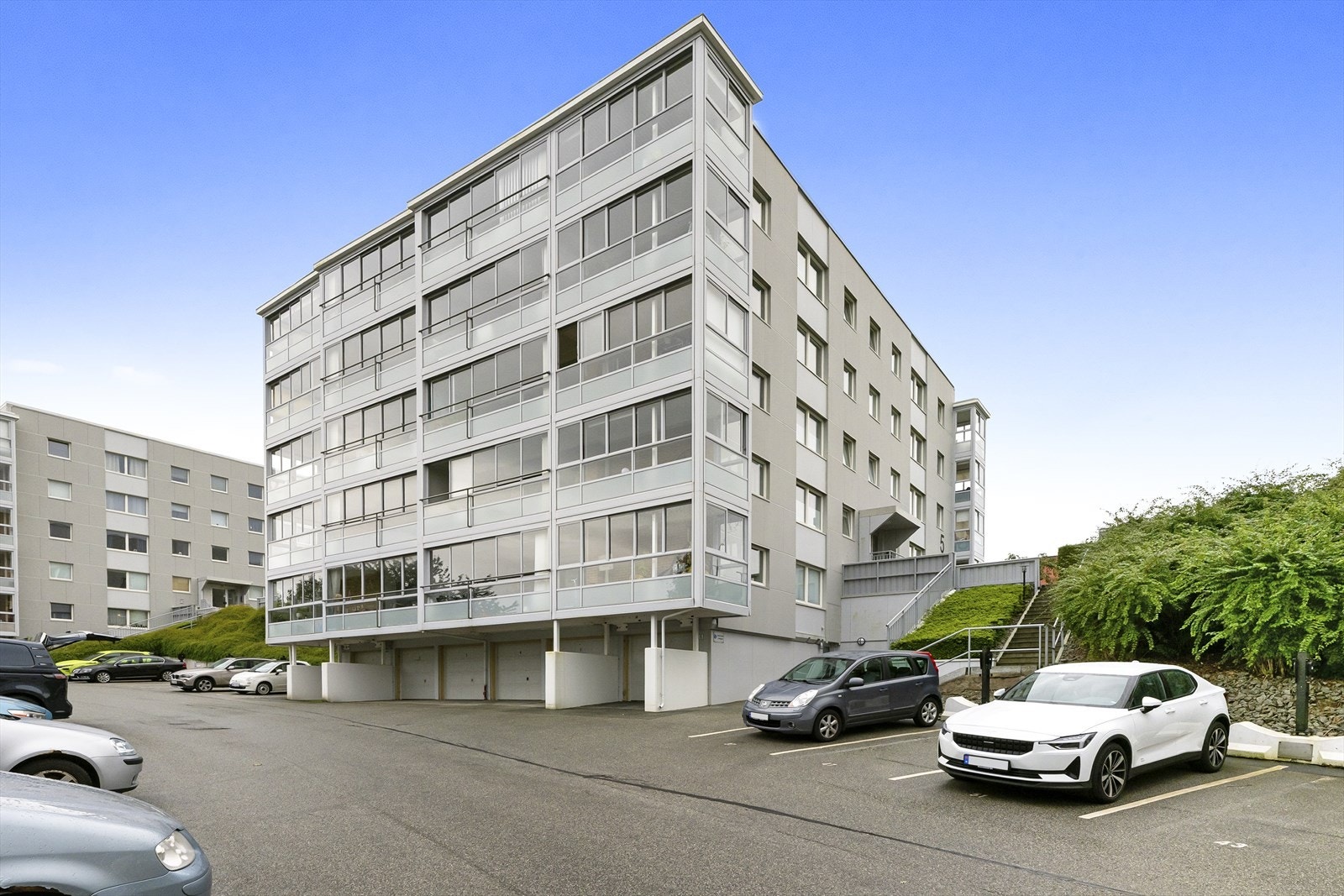 - Like nedenfor ytterdøren har man garasje og fast parkeringsplass - Galleribilde