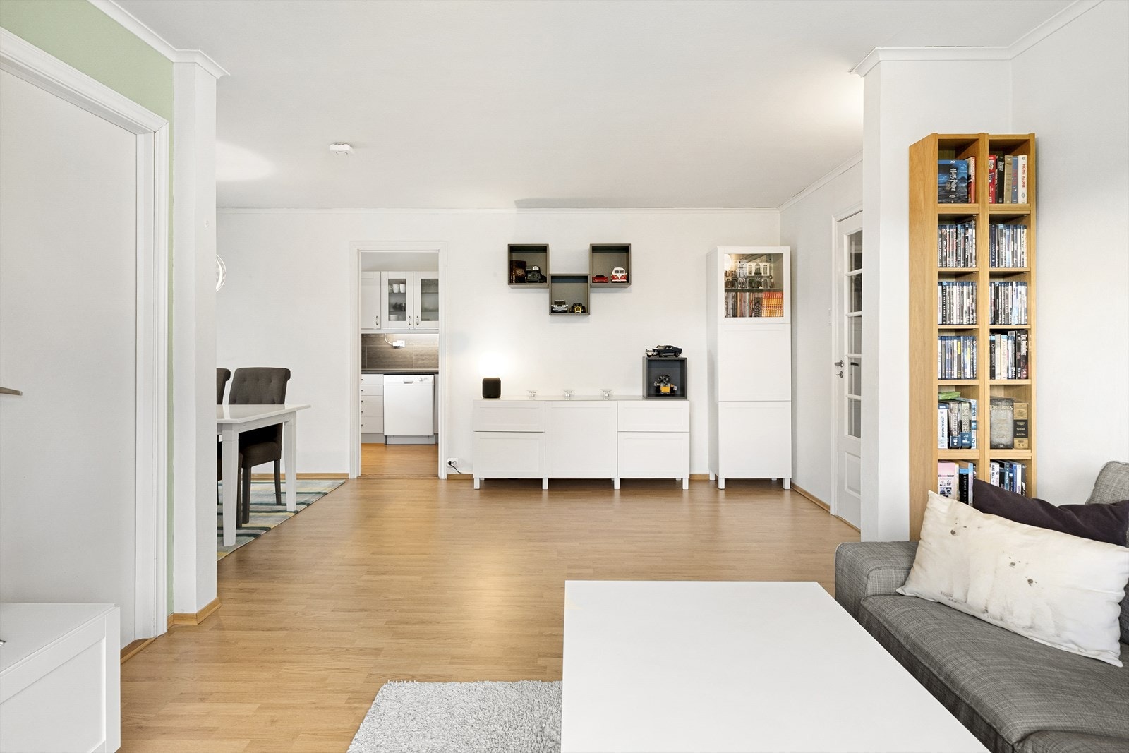 - Her kan man enkelt utvide spisebordet til langbord om man skal ha større selskap - Galleribilde