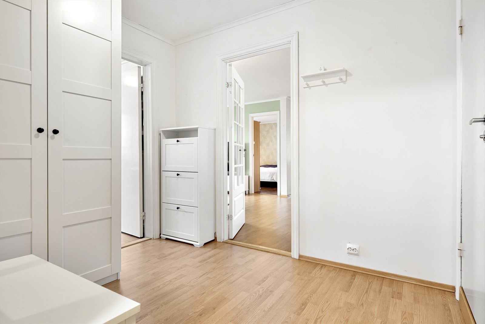 - Entréen er av god størrelse med rikelig plass til å henge fra seg yttertøy og sette fra seg sko - Galleribilde