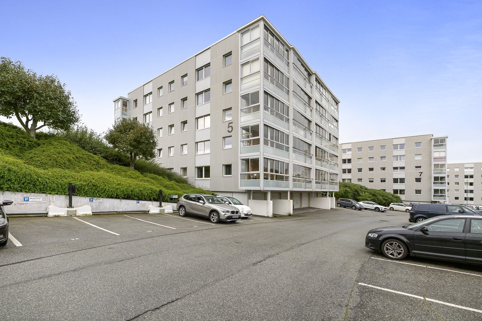 - Parkeringsplassen som følger er merket nr 45, og ellers er det innvendig garasjeplass som følger leiligheten - Galleribilde