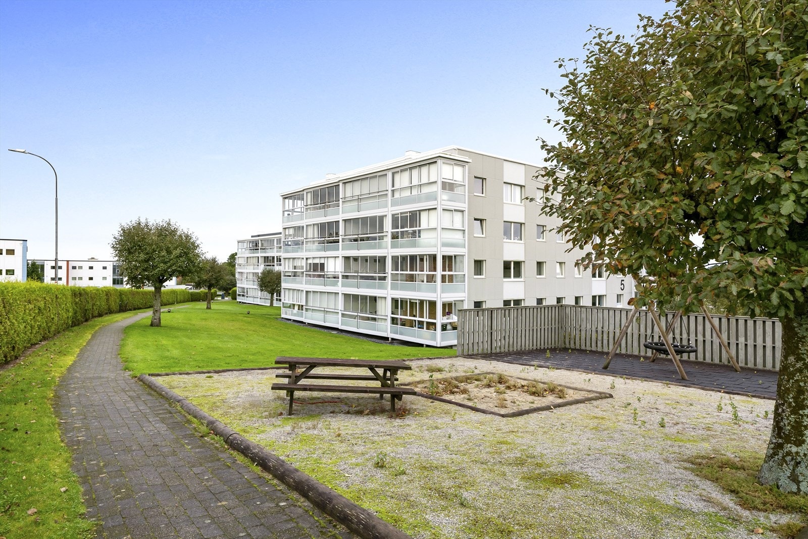 - Det er også vaktmester og gartner i regi av borettslaget, slik at man ikke trenger å styre med hverken trappevask eller plenklipping - Galleribilde