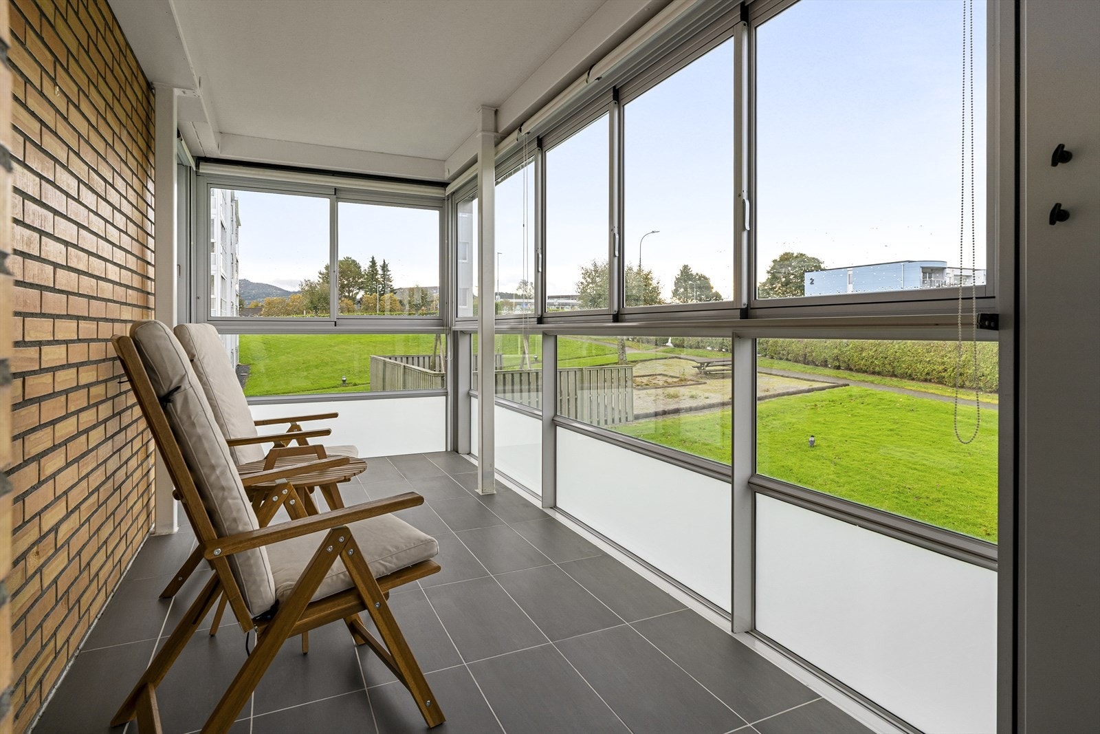 - Her kan en flytte seg med solen, og innrede med både solstol og sofagruppe - Galleribilde