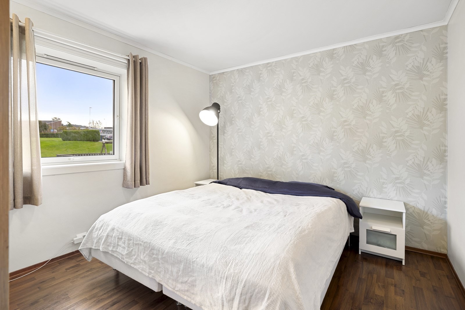 - Hovedsoverommet ligger innenfor stuen og har god plass til både dobbeltseng og nattbord - Galleribilde