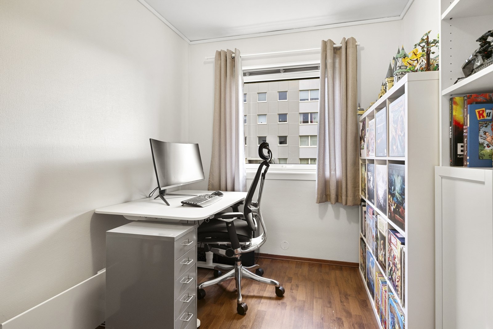 - Soverom 2 brukes i dag som kontor og har plass til seng, nattbord og garderobeskap - Galleribilde