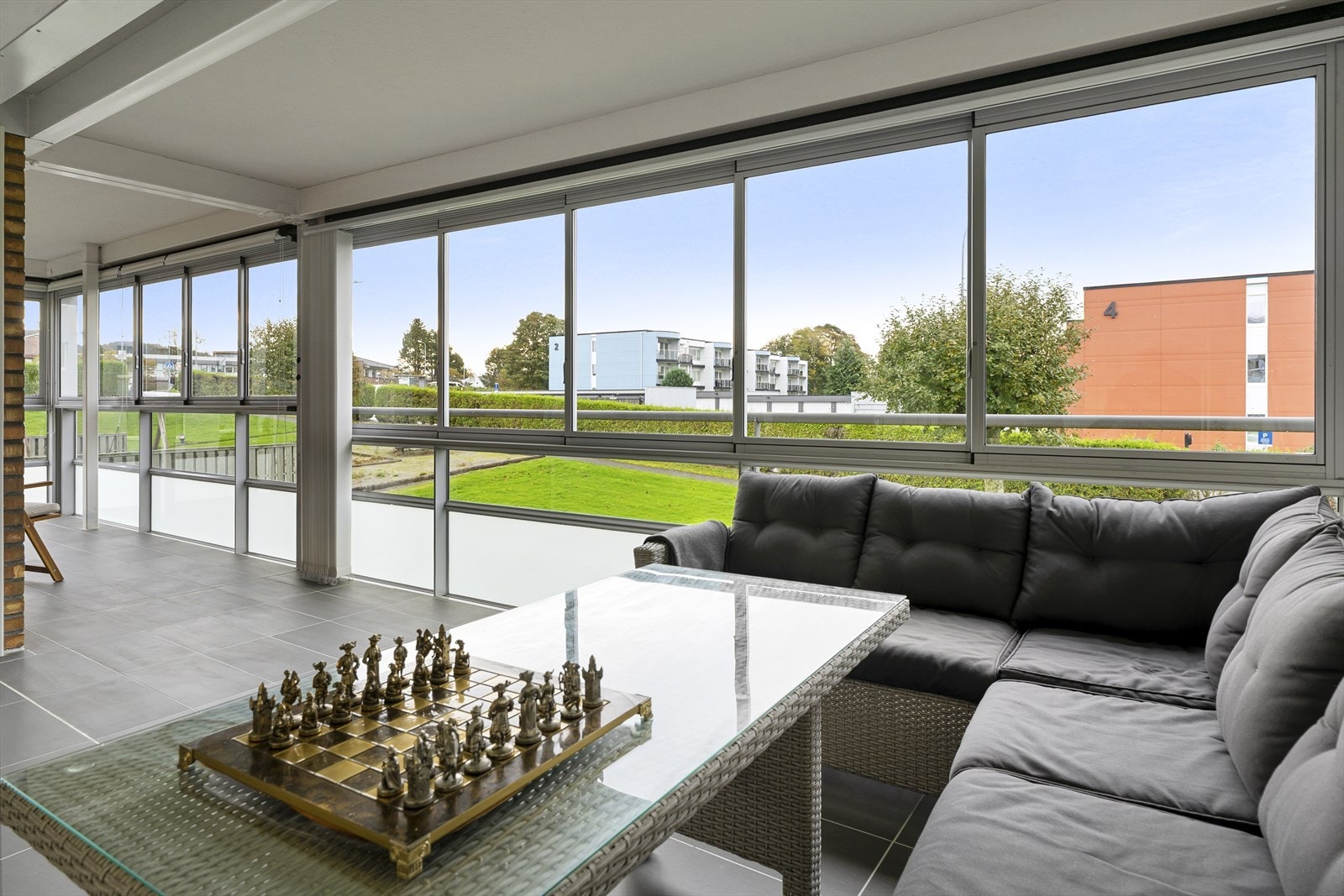 - Balkongen er på romslige 31 kvm og har vinduer som kan skyves til side på de solrike dagene - Galleribilde