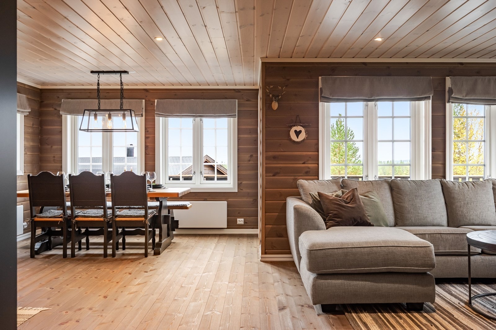 Stuen er det naturlige oppholdsrommet i hytta, og er et stort, lyst og fint rom for både avkobling og hygge. Galleribilde