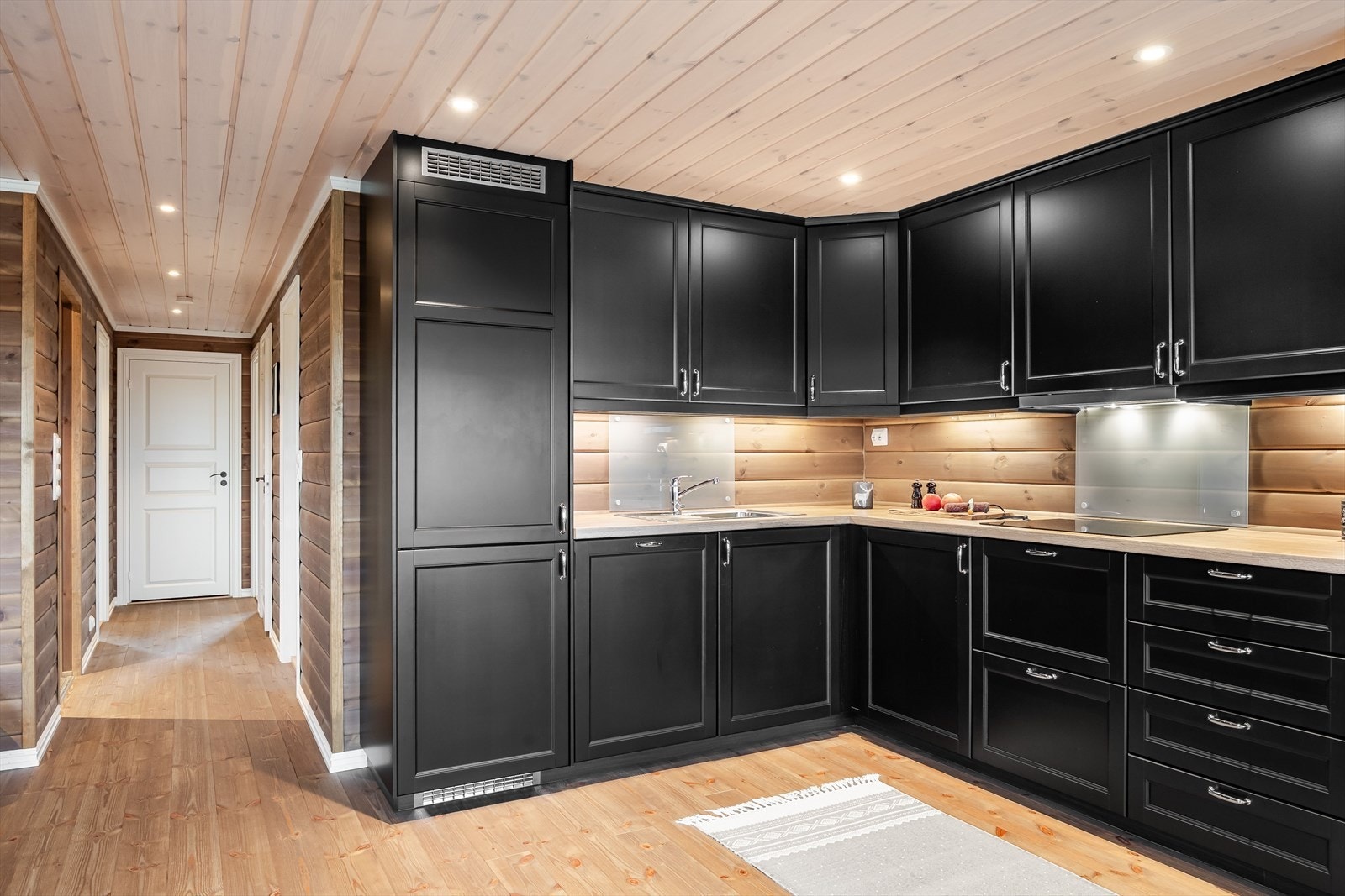 Kjøkkenet ligger i en fin og sosial åpen løsning med stuen. Flott og tidløs Ikea-innredning fra 2018 med god skap- og benkeplass. Det er montert både komfyrvakt og lekkasjestopper. Galleribilde