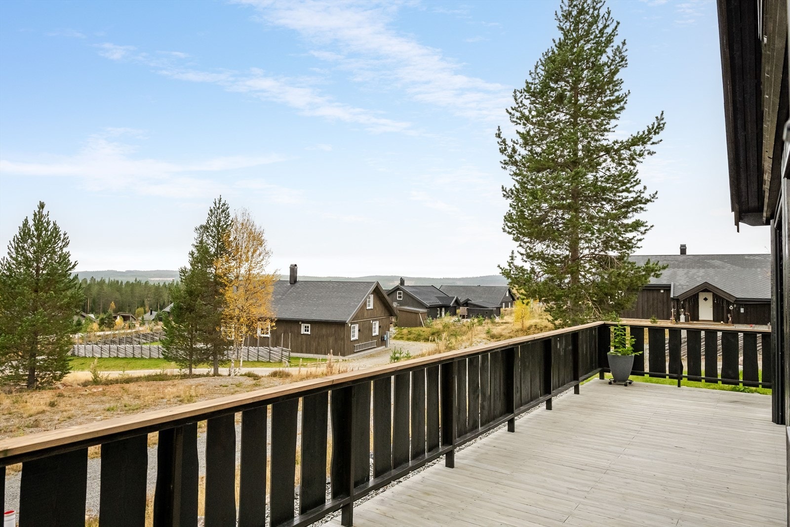 Beliggenheten mot sydvest sørger for svært gode solforhold. Her sitter du høyt, fritt og solrik med nydelig utsikt. Galleribilde