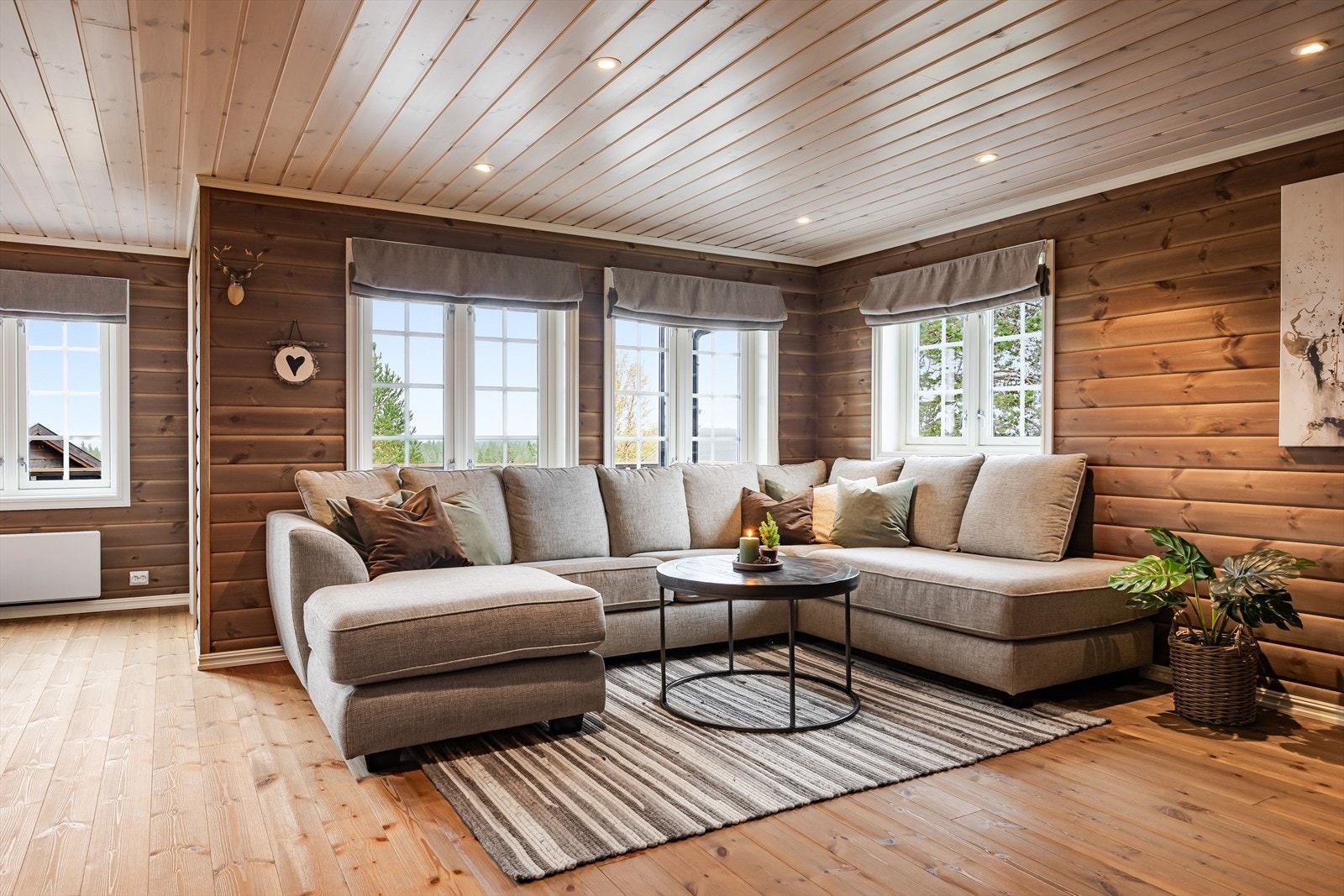 God og moderne standard fra 2018 med flotte enstavs tregulv, lun liggende panel på veggene, skjult elektrisk anlegg og downlights i himlingen. Galleribilde