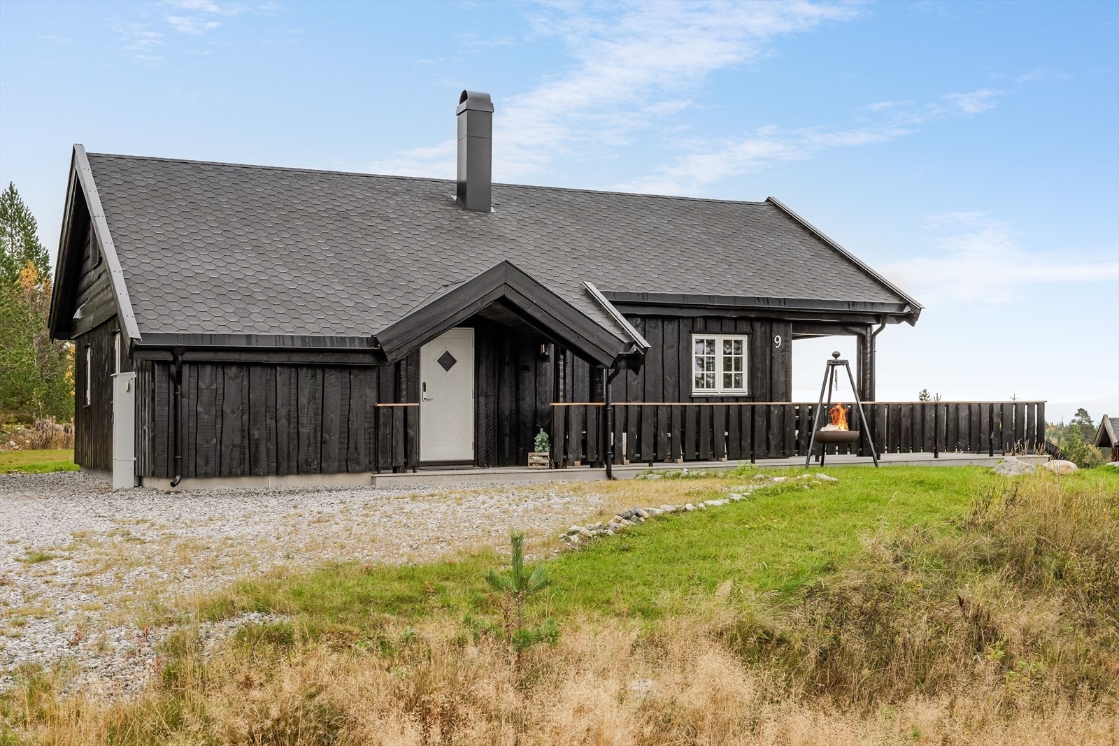 Flott helårshytte fra 2018 med god standard og fine materialer. Eiendommen er også bebygd med en frittstående utebod på 11m². Galleribilde