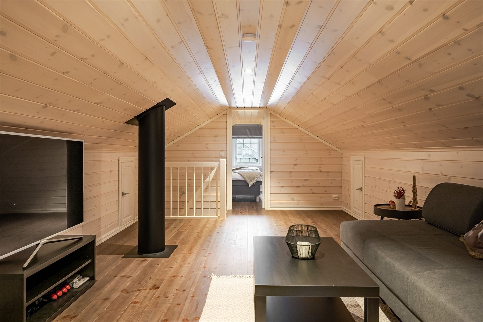 Hytta har også en koselig hems som er innredet med loftstue og 2 soverom. Det gjøres oppmerksom på at hemsen ikke har måleverdig areal og er derfor ikke godkjent for varig opphold. Galleribilde