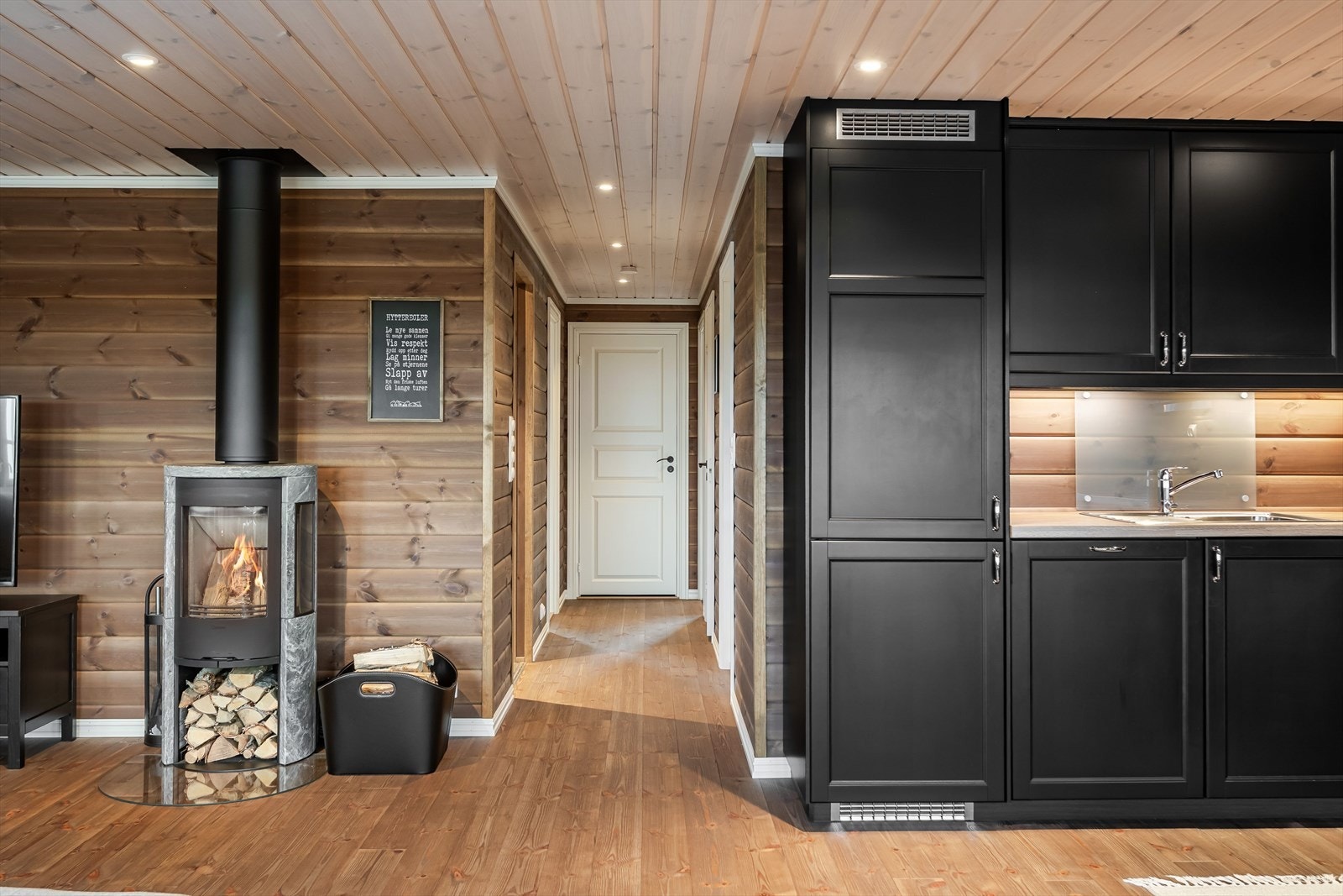 Kjøkkenet har takhøye overskap med belysning under. I tillegg er det downlights i himlingen som sørger for god belysning. Galleribilde