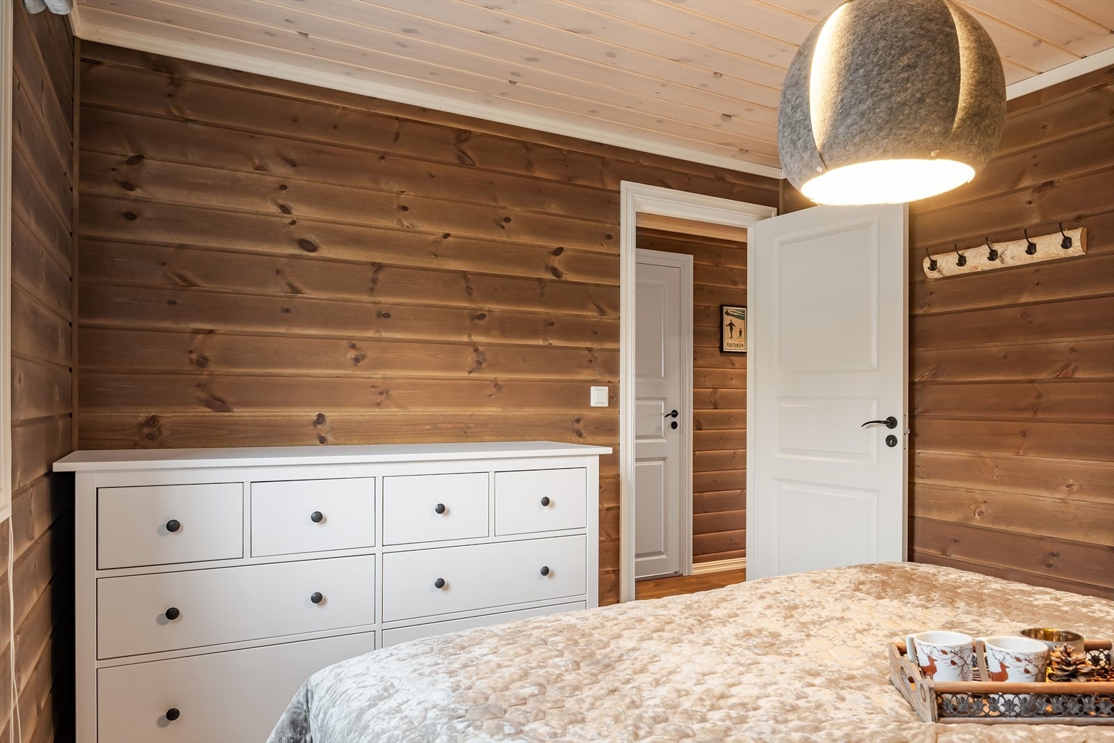 På soverommet er det også plass til kommoder eller andre garderobeløsninger. Galleribilde