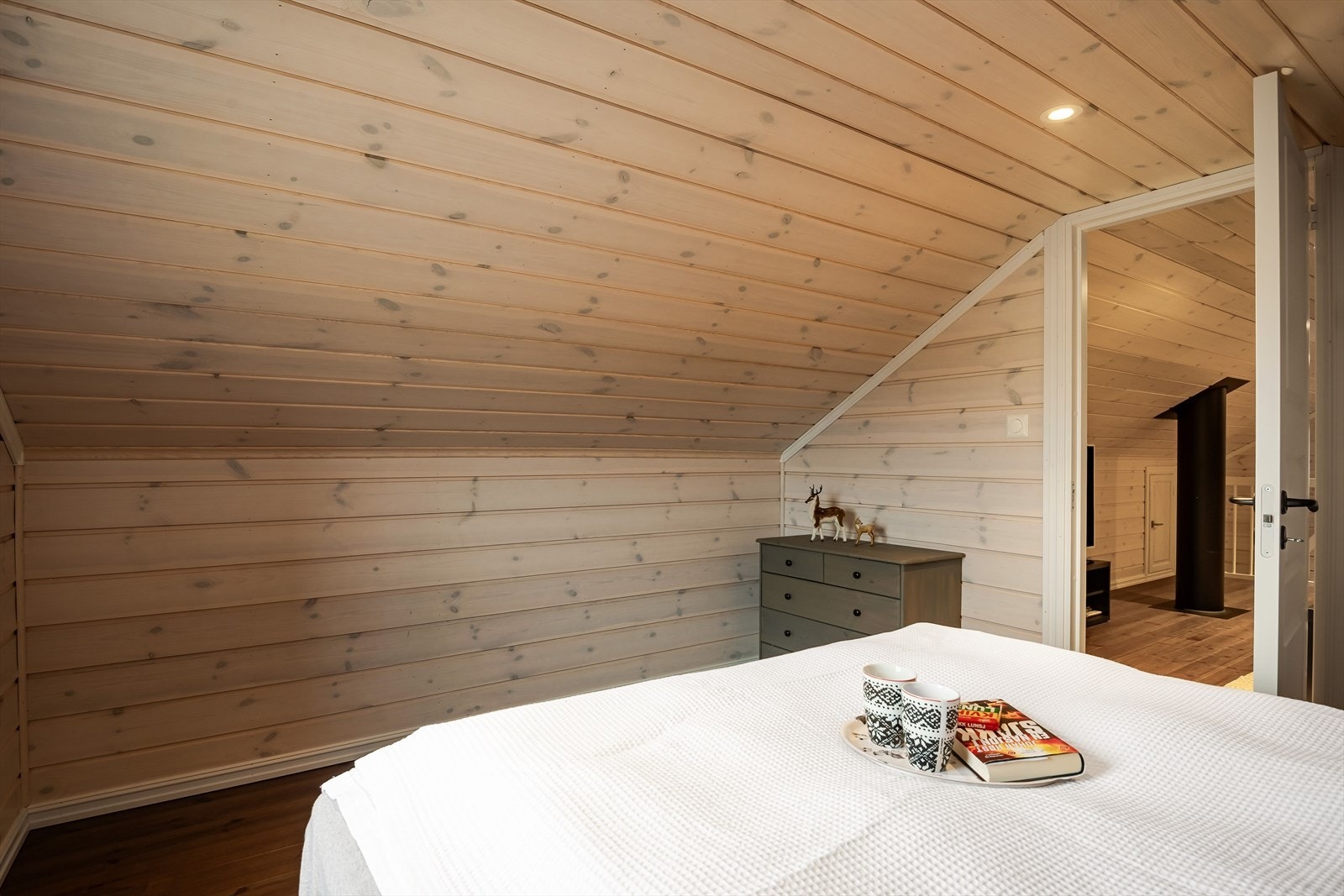 Rommet har lune tregulv, lysnet panel på veggene og downlights i himlingen. Det gjøres oppmerksom på at hemsen ikke har måleverdig areal og er derfor ikke godkjent for varig opphold. Galleribilde