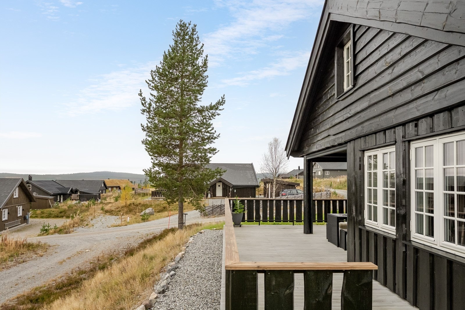 Fra terrassen er det videre adkomst til tomten som er lettstelt og pent opparbeidet. Galleribilde