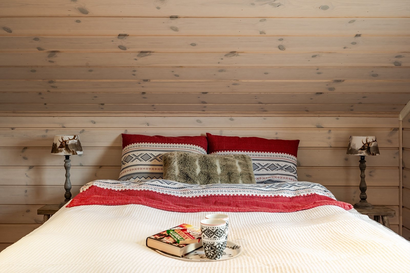 Også dette rommet er innredet med en dobbeltseng i dag. Det gjøres oppmerksom på at hemsen ikke har måleverdig areal og er derfor ikke godkjent for varig opphold. Galleribilde