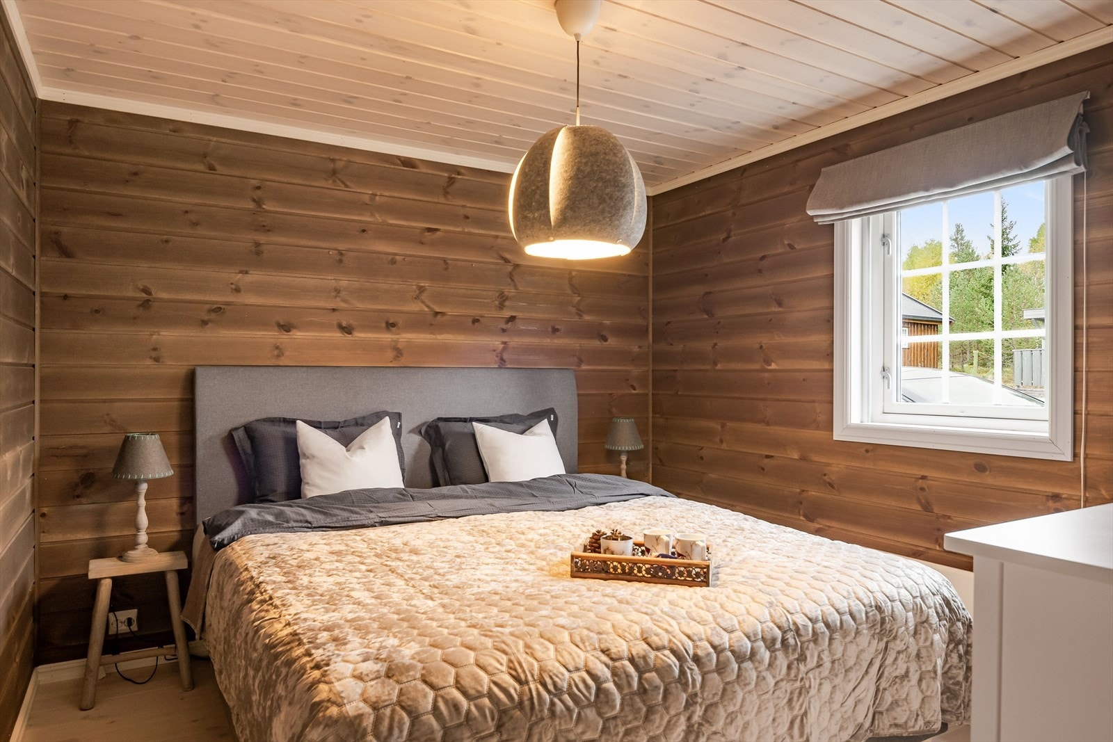 Soverom 1 er et lunt og fint rom og er det naturlige hovedsoverommet i hytta. Soverommet har lyse tregulv og lun panel på veggene. Galleribilde