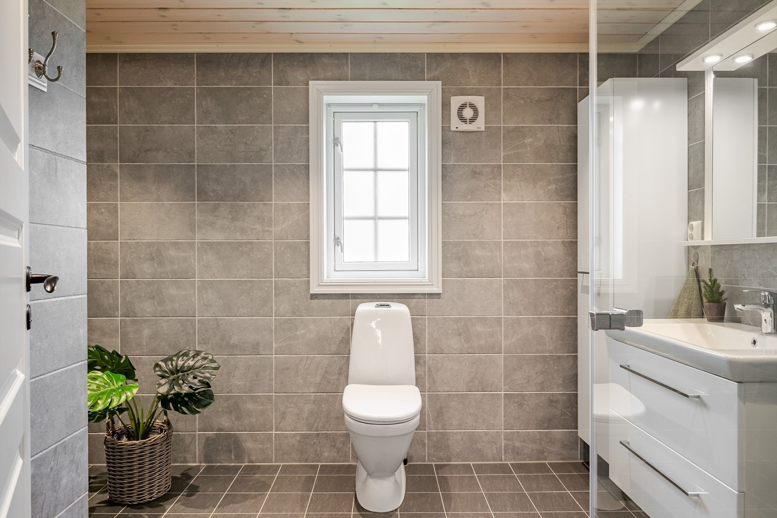 Hytta har et lyst og moderne baderom fra byggeåret 2018. Baderommet har grå fliser på gulv og vegger, deilig gulvvarme, downlights i himlingen og elektrisk styrt vifte. Galleribilde