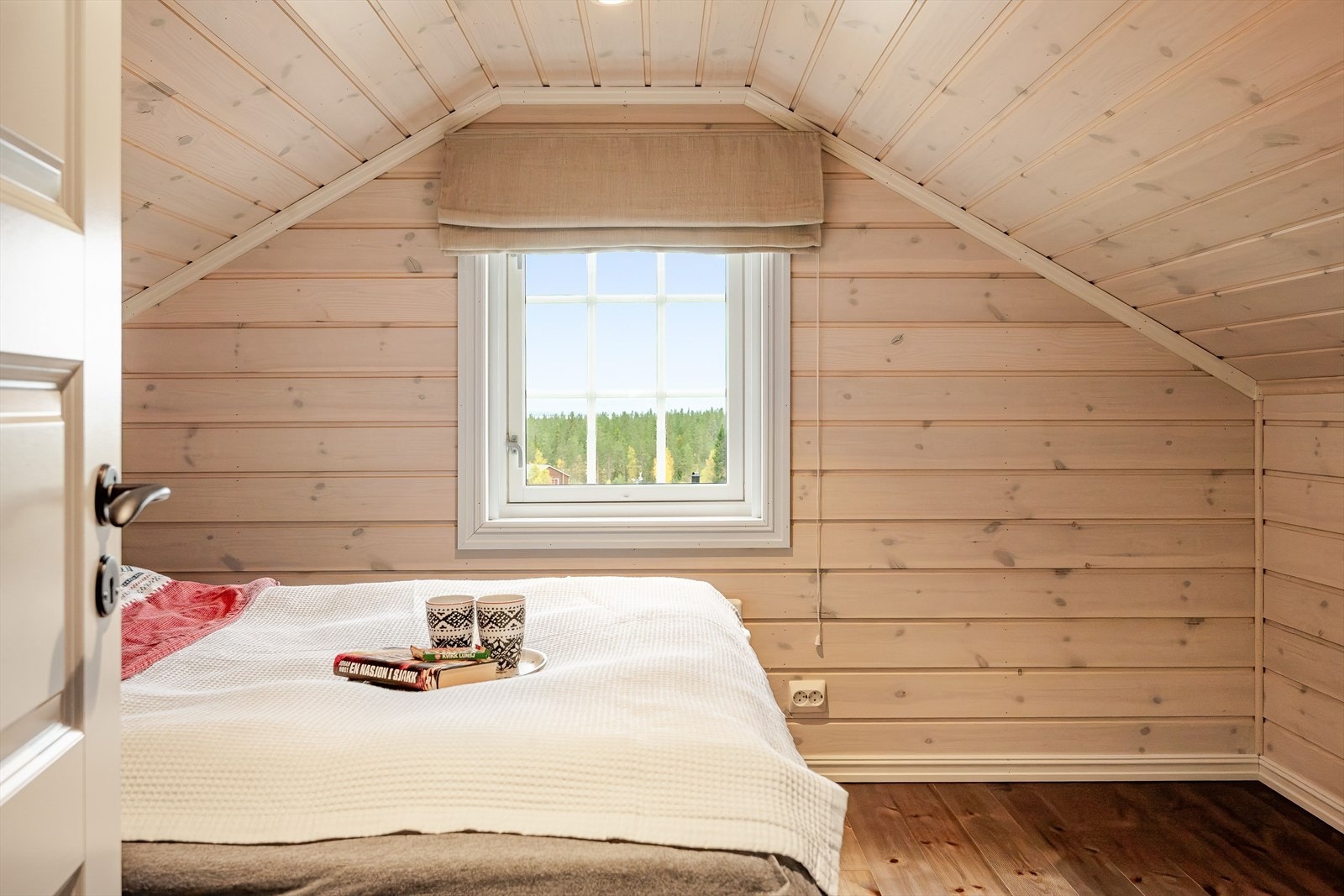 Hemsrom innredet som soverom 4. Det gjøres oppmerksom på at hemsen ikke har måleverdig areal og er derfor ikke godkjent for varig opphold. Galleribilde