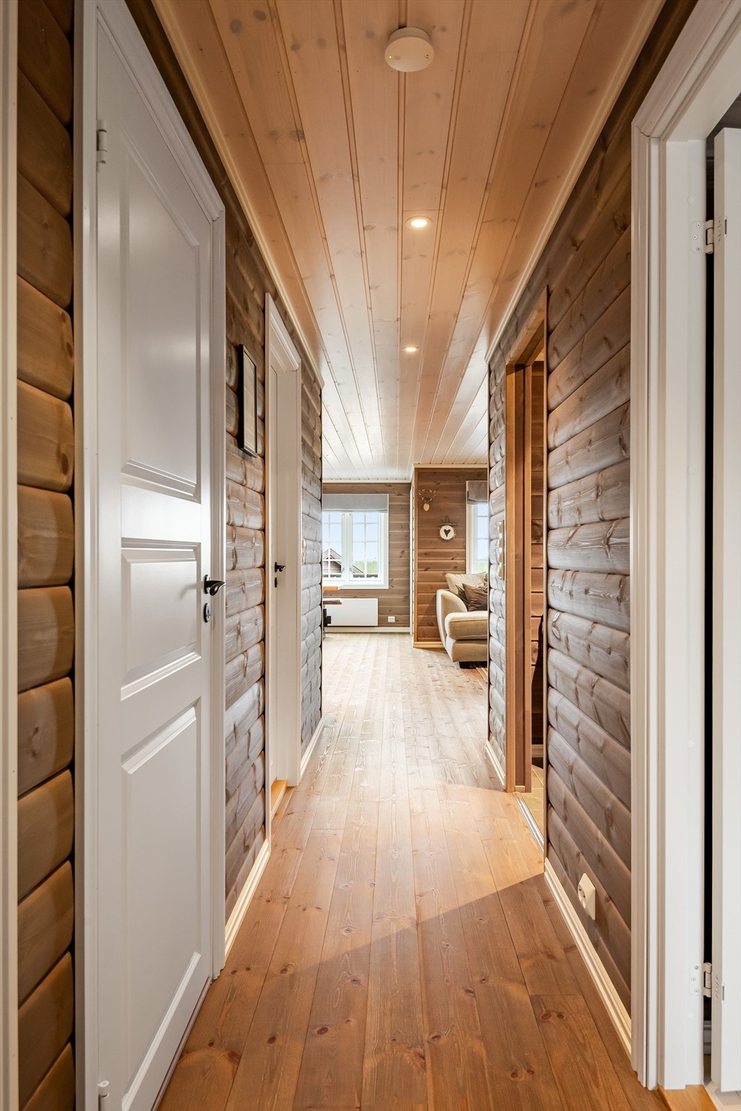 Hytta har en god planløsning med et sosialt oppholdsrom, 2 soverom, baderom, ekstra toalettrom og bod i 1. etasje. Galleribilde