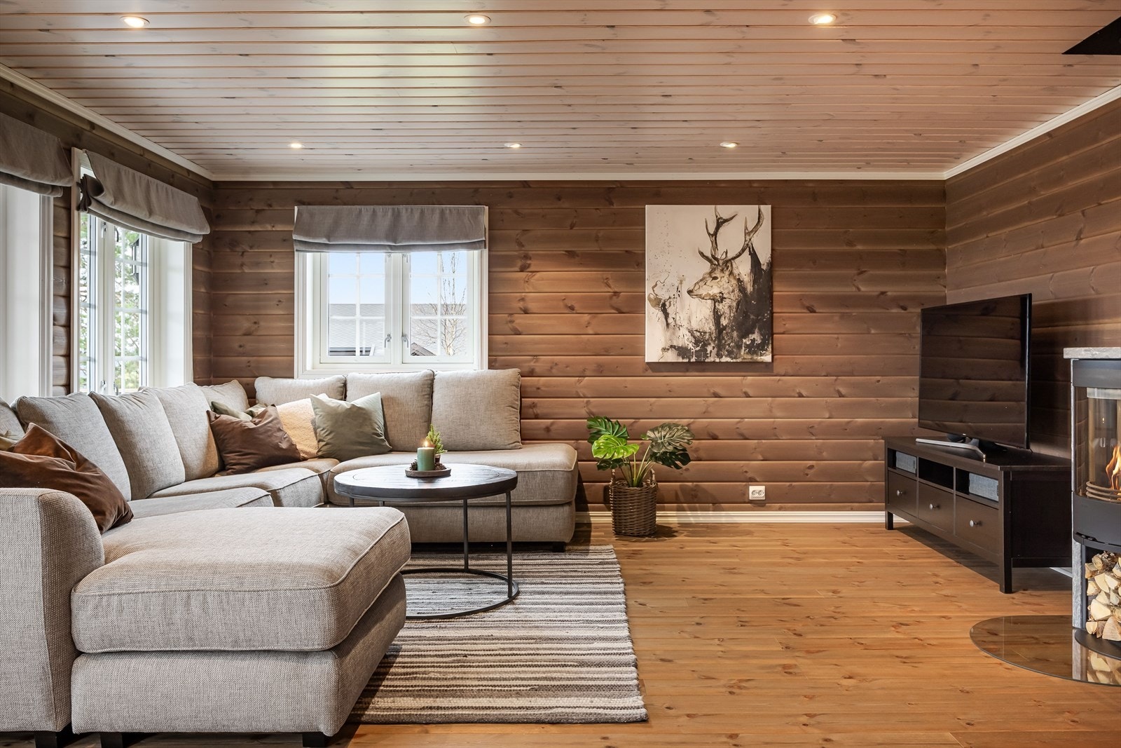 I stuen har du god plass til stor sofagruppe med salongbord og mediemøblement med TV. Galleribilde