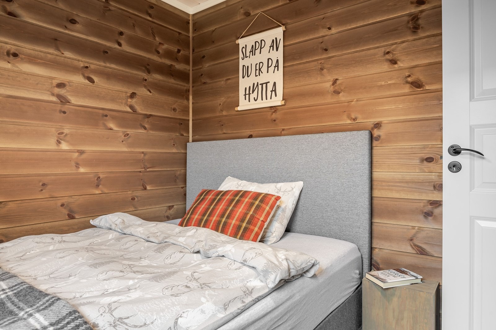 På soverommet er det plass til både dobbeltseng og kommode. Galleribilde