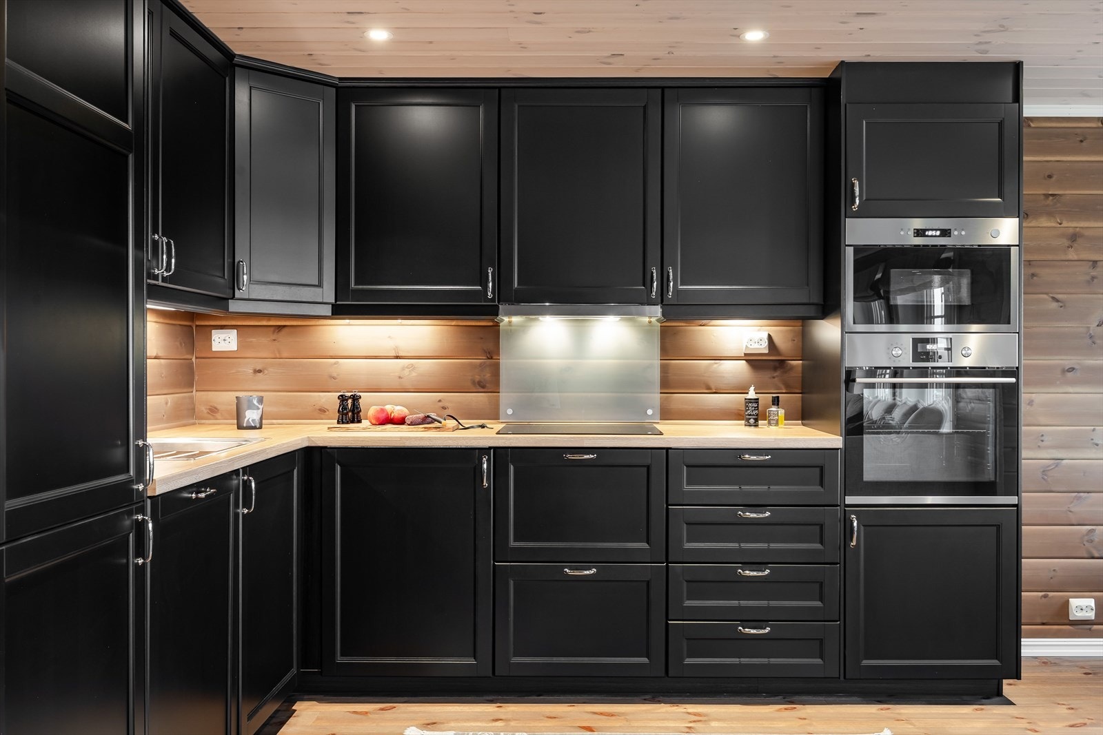 Kjøkkenet er fullt utstyrt med integrerte hvitevarer som medfølger i handelen. Medfølgende hvitevarer som nedfelt platetopp, stekeovn og mikrobølgeovn i høyskap, oppvaskmaskin og kjøleskap med frysedel. Kjøkkenventilator med avtrekk ut. Galleribilde