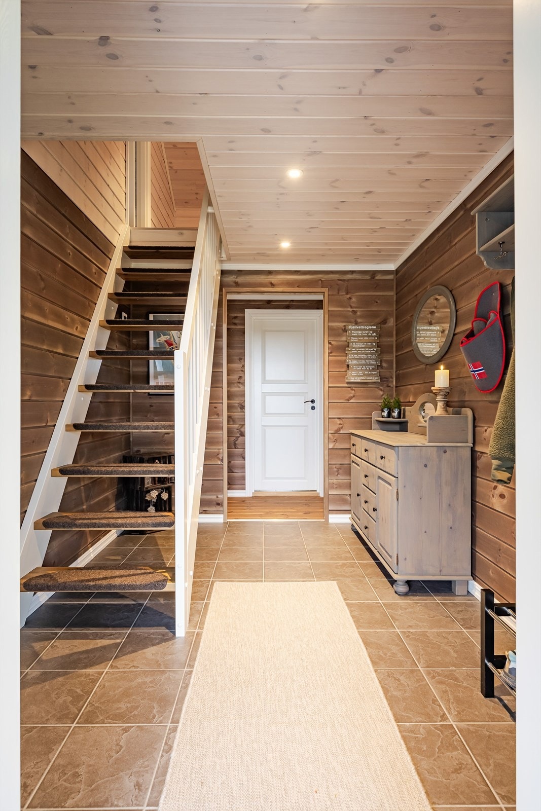 Entréen har god standard fra 2018 med flislagt gulv med gulvvarme, lun panel på veggene, skjult elektrisk anlegg og downlights i himlingen. Galleribilde