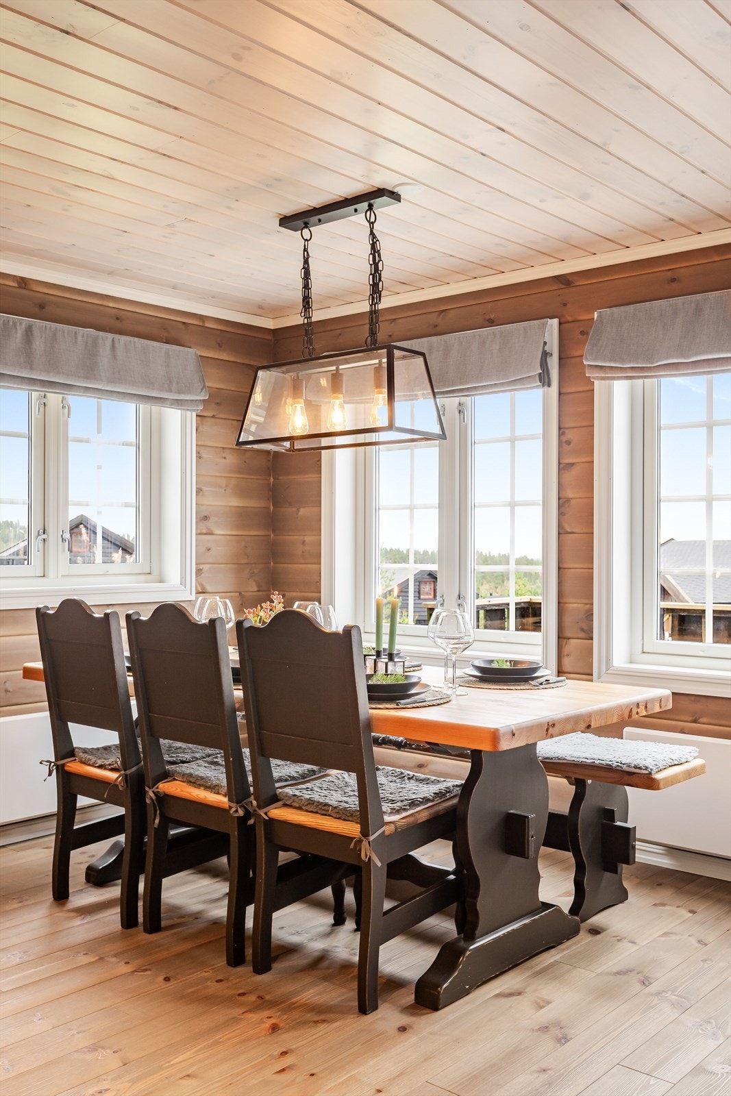 I tilknytning til kjøkkenet er det god plass til et stort spisebord som blir et naturlig samlingspunkt. Galleribilde