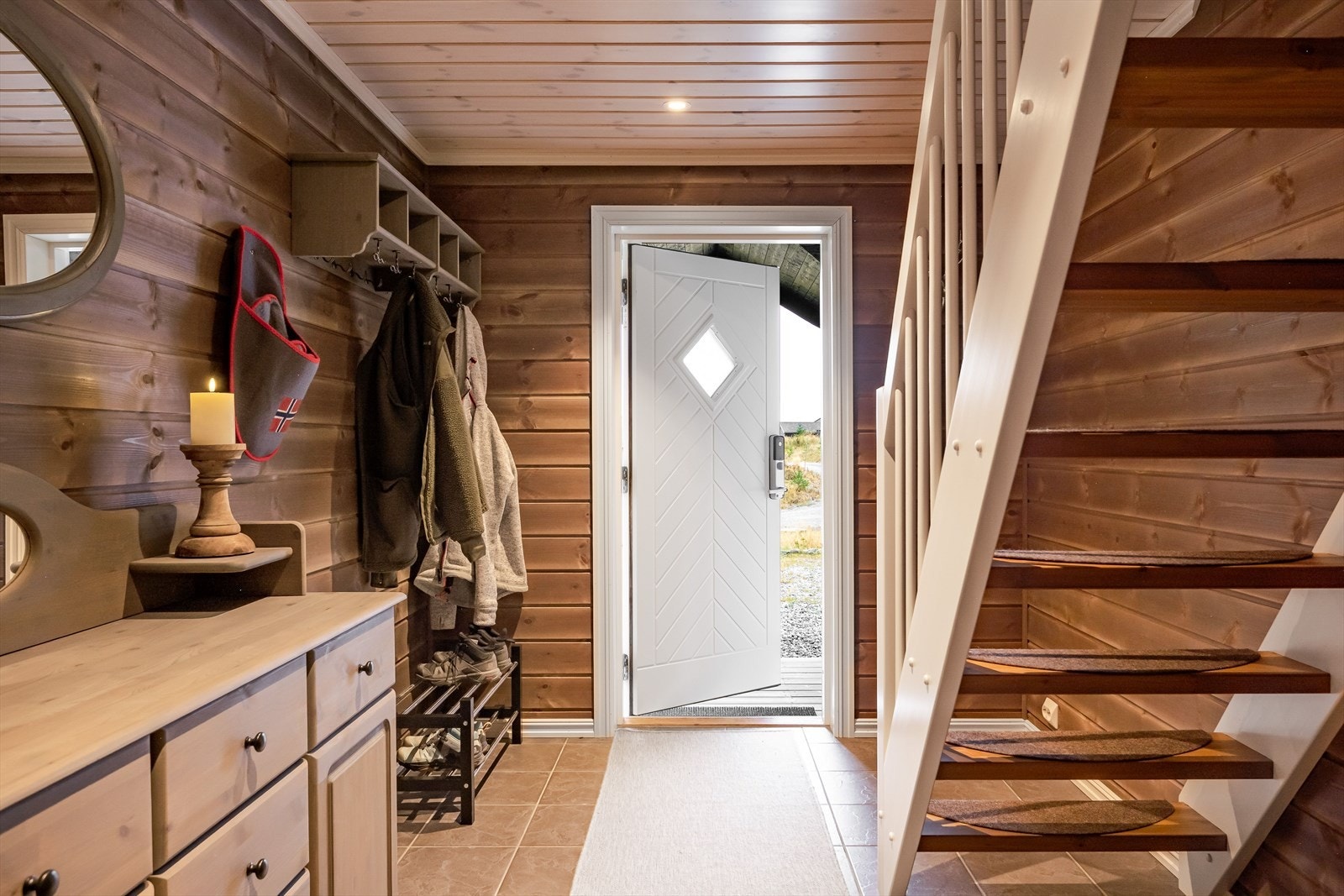 Når du entrer hytta kommer du inn i en flott entré med god plass til sko og oppheng av yttertøy. Galleribilde