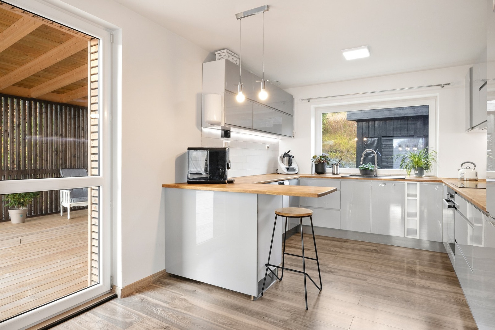 Gjennomtenkt kjøkken der funksjon møter stil, husets hjerte! Galleribilde