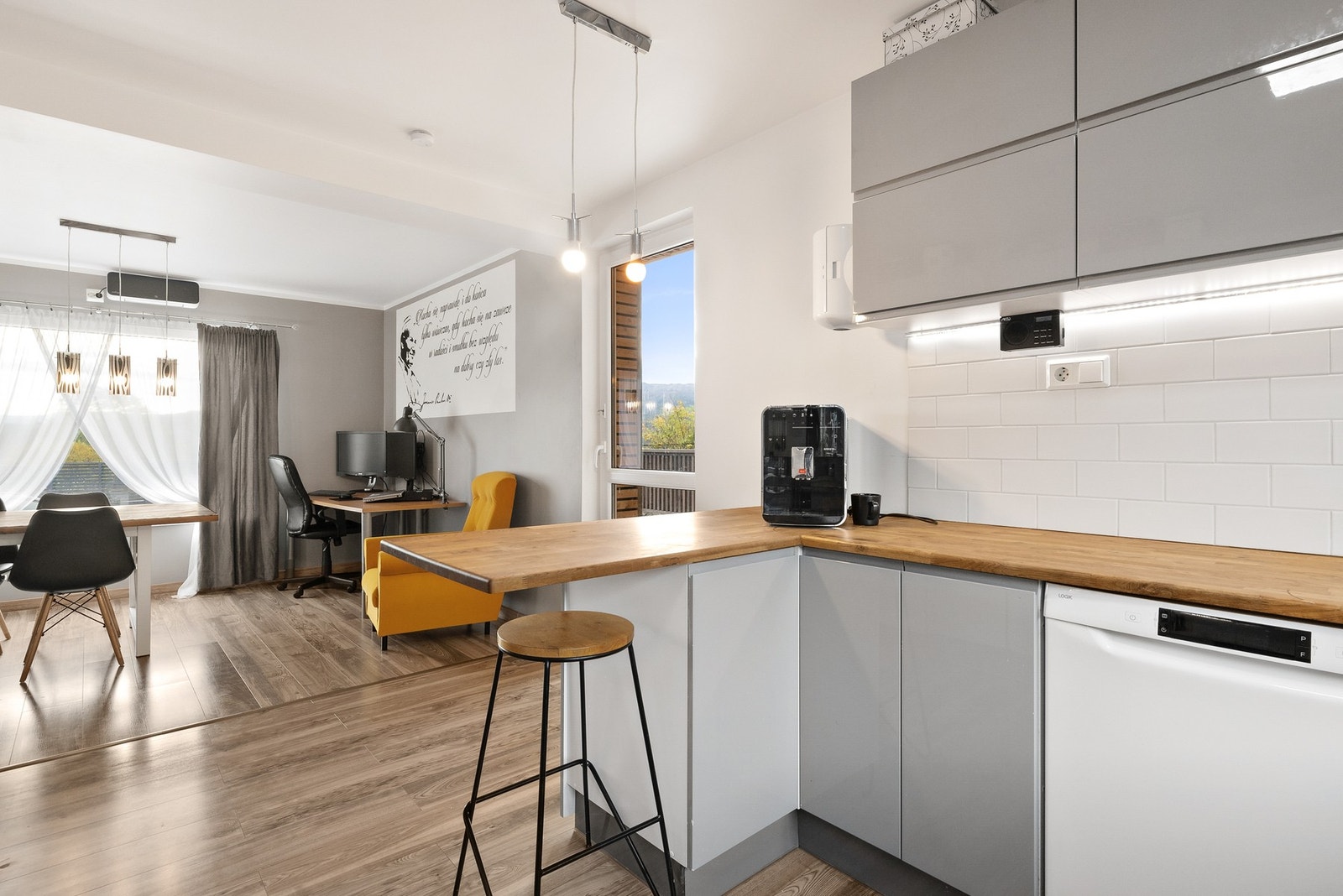 God romfølelse med sømløs overgang fra stue til kjøkken Galleribilde