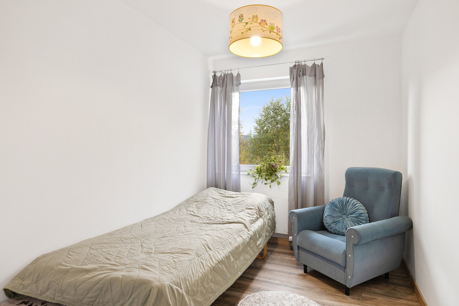 2.etasje består av loftgang, bad, fire soverom og bod Galleribilde