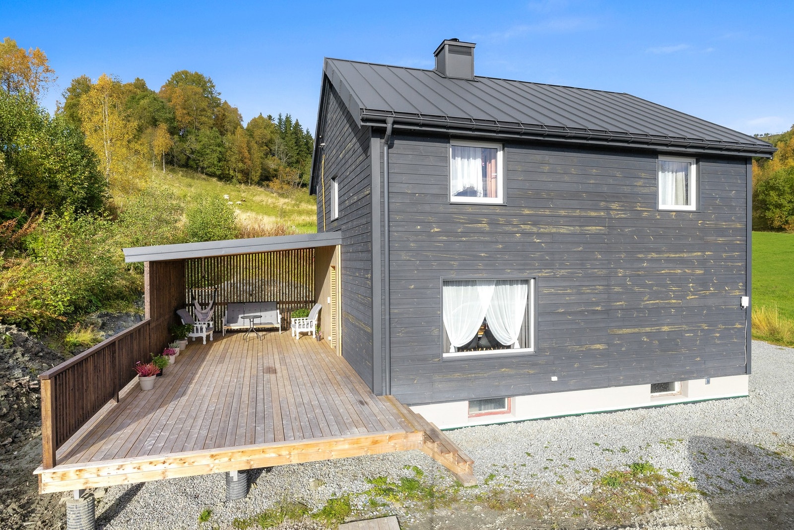 Trivelige uteomgivesler med god plass og delvis takoverbygd terrasse Galleribilde