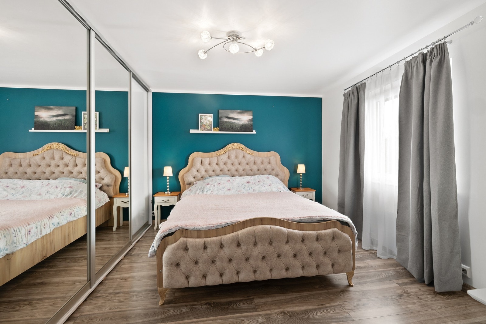 Hovedsoverommet byr på god plass og praktisk garderobe Galleribilde