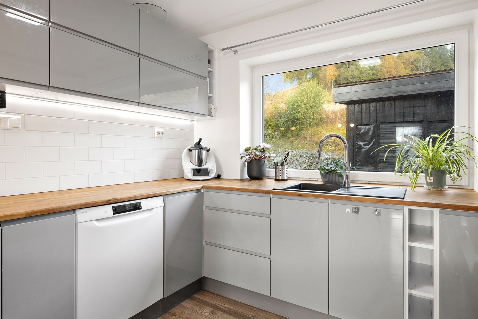 Lun og fin kontrast med heltre eikebenkeplate mote slette overflater Galleribilde