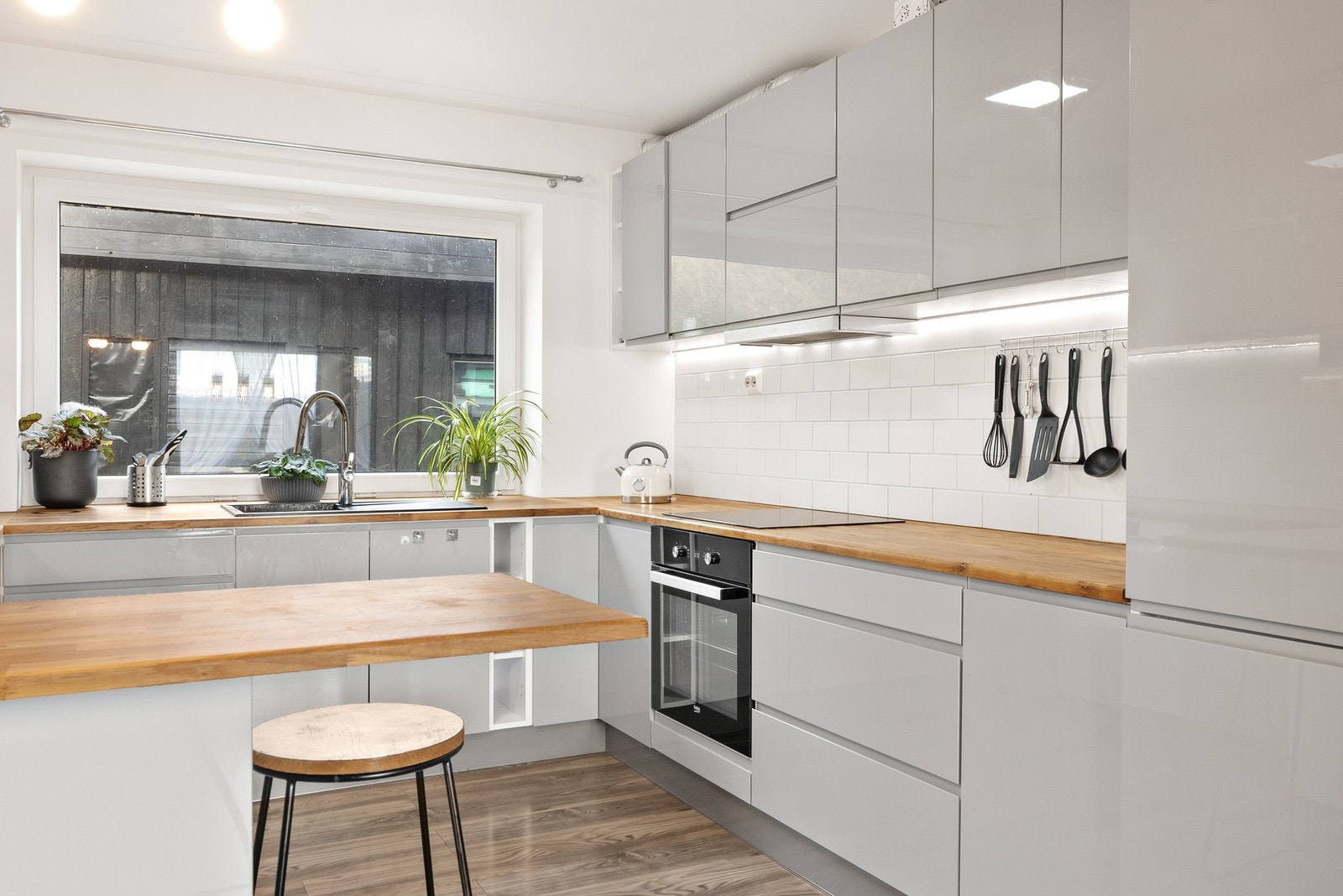 Moderne innredning og god plass til matlagingen Galleribilde