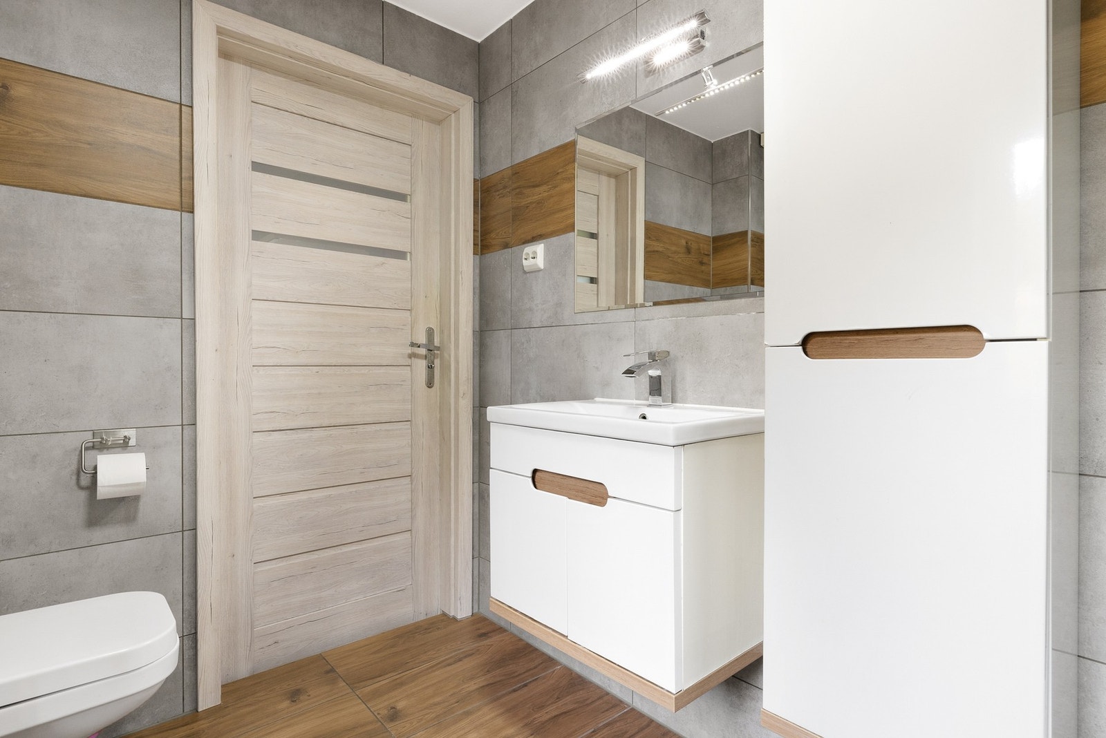 Overflater med flislagte gulv og vegger Galleribilde