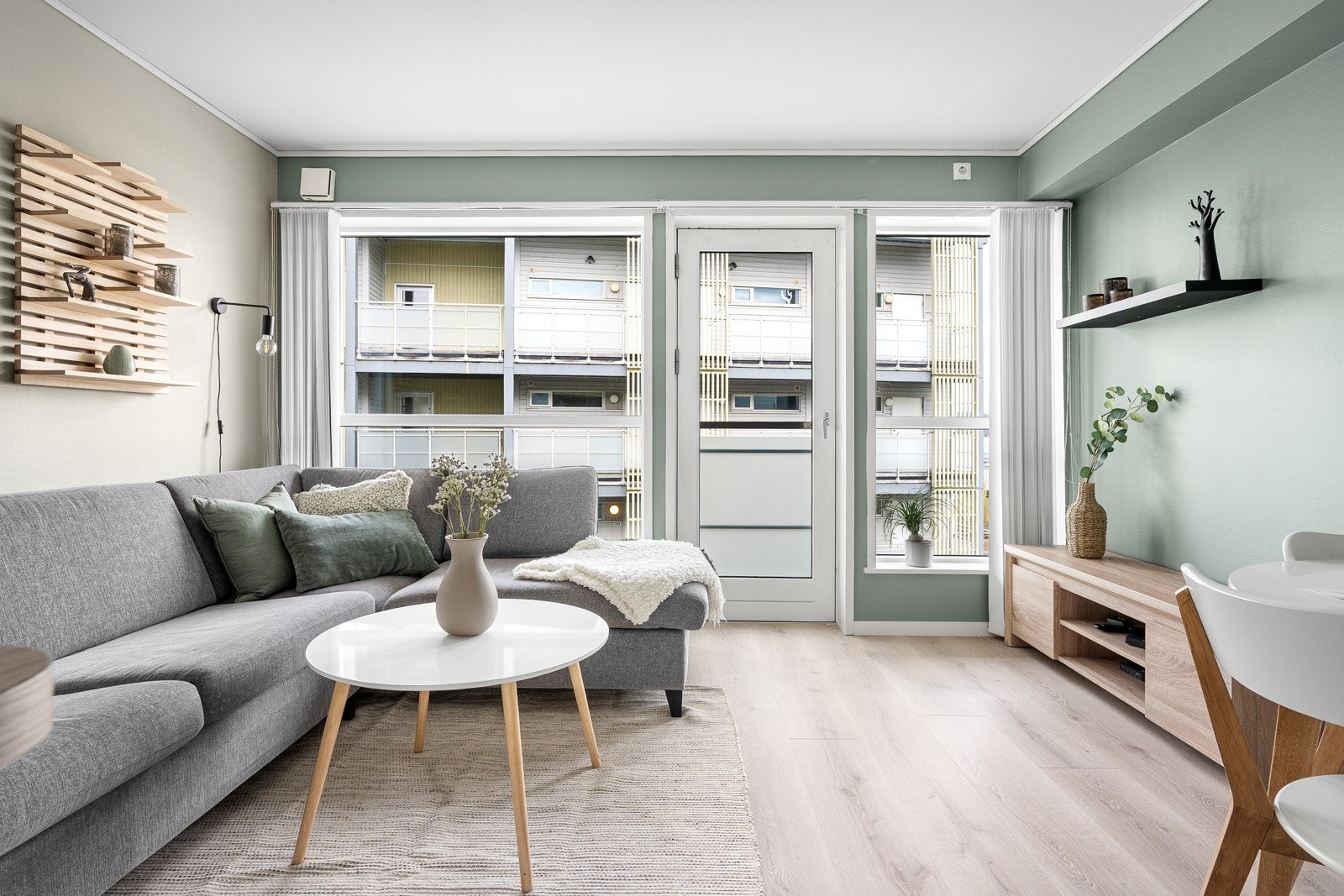 Lys og luftig stue med generøs takhøyde og store vindusflater som byr på nydelig utsikt og rikelig med naturlig lysinnslipp.