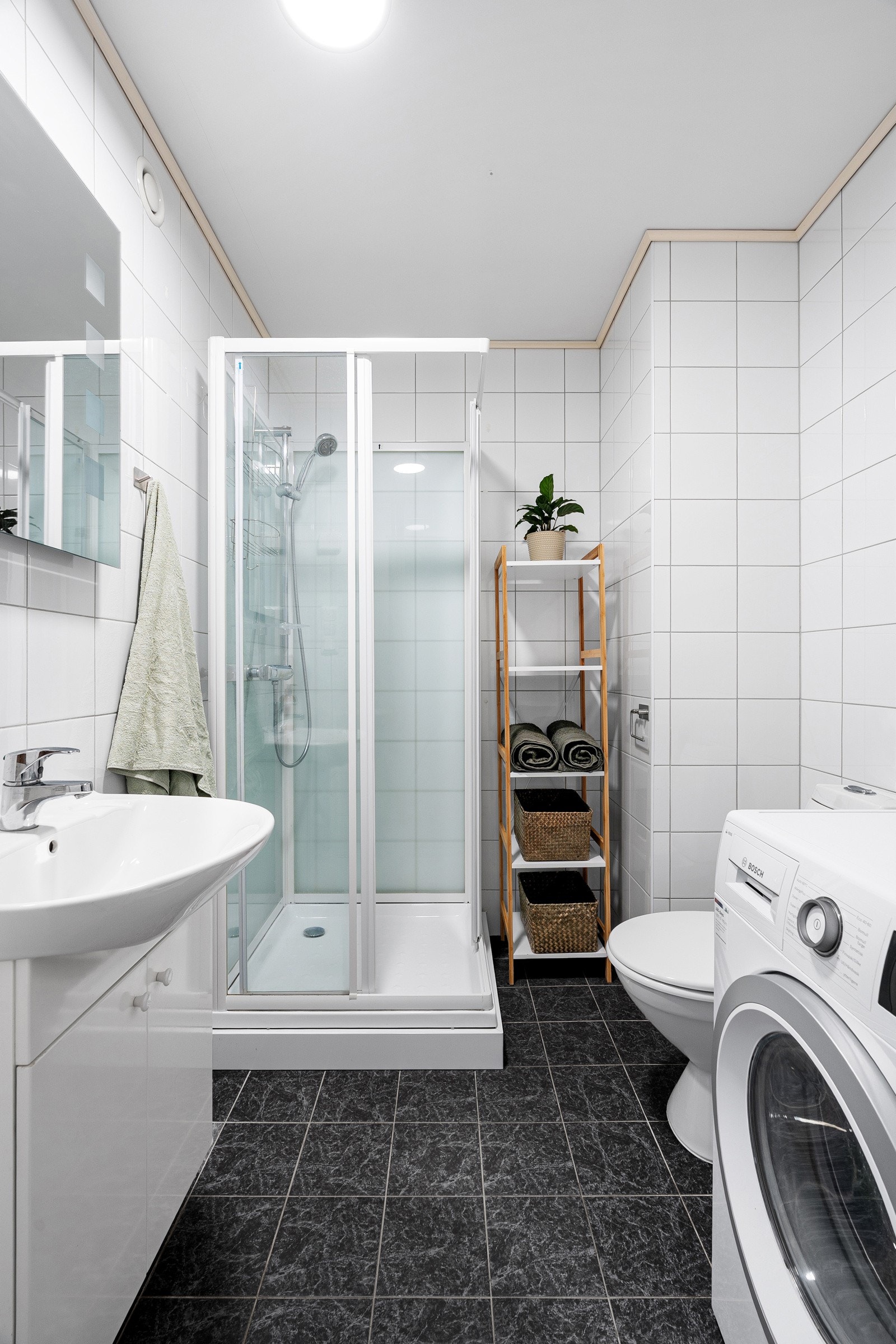 Flislagt og bad med god plass til vaskemaskin og tørketrommel.