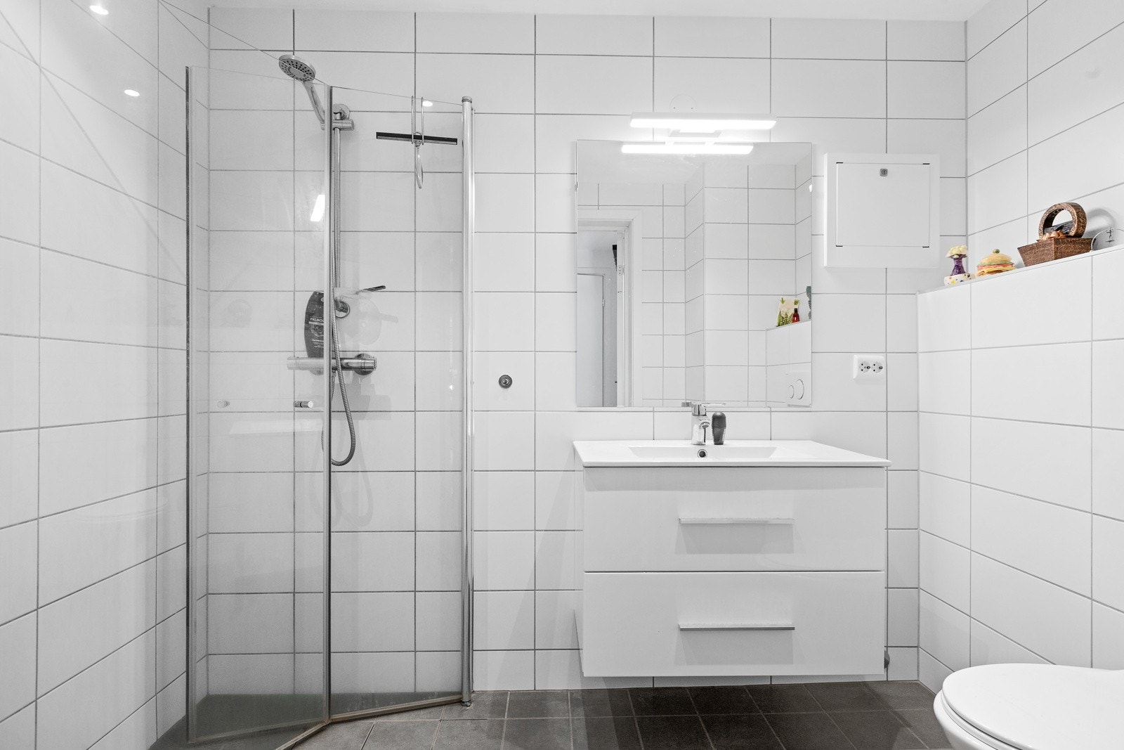 Flott flislagt bad med varmekabel i gulv Galleribilde