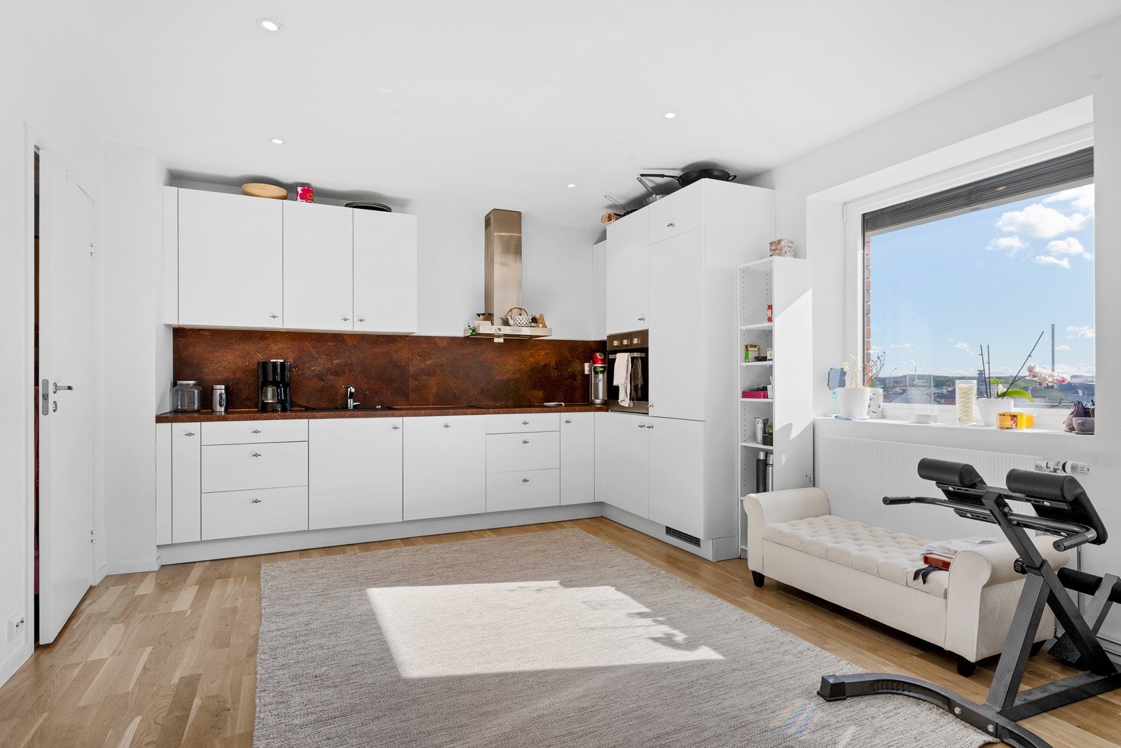 God plass på kjøkkenet - legg også merke til vinduet som gir godt med dagslys på kjøkkenet Galleribilde