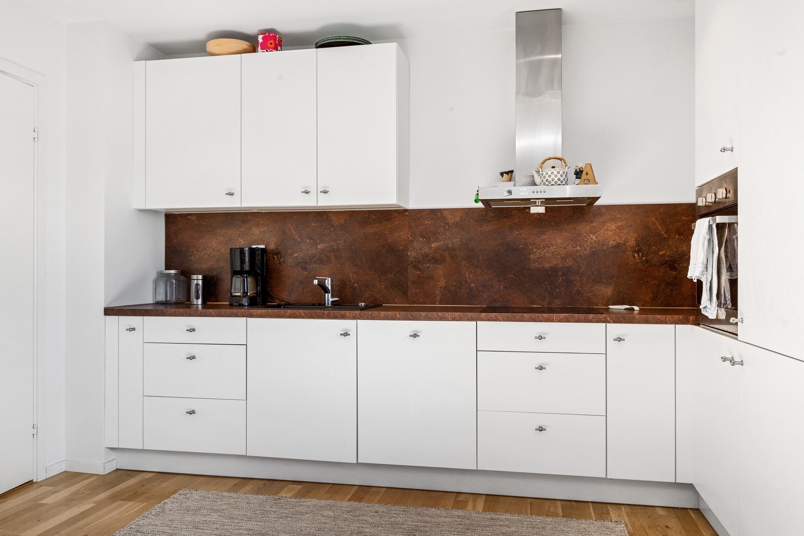 Nyere flott lyst kjøkken med integrerte hvitevarer Galleribilde