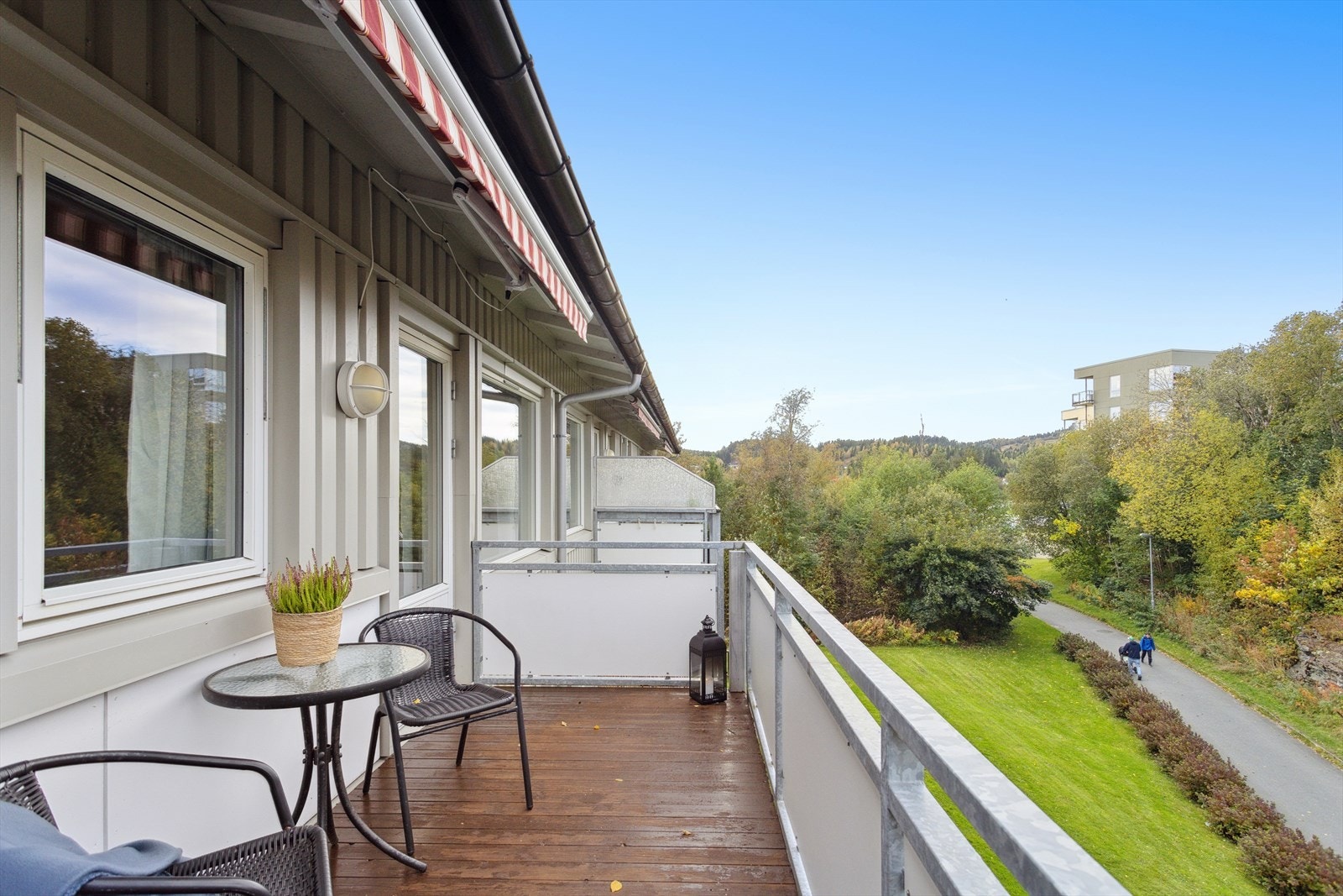 Utgang til leilighetens balkong fra stue. Galleribilde