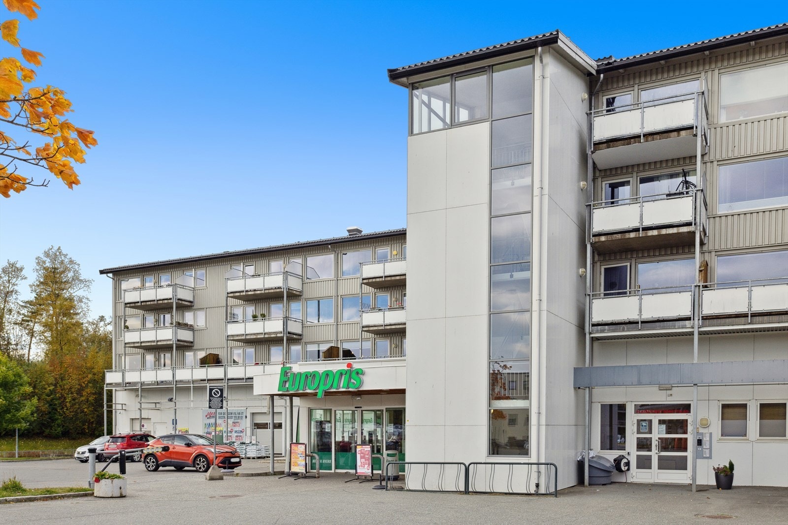 Europris og bussholdeplass i umiddelbar nærhet til leiligheten. Galleribilde