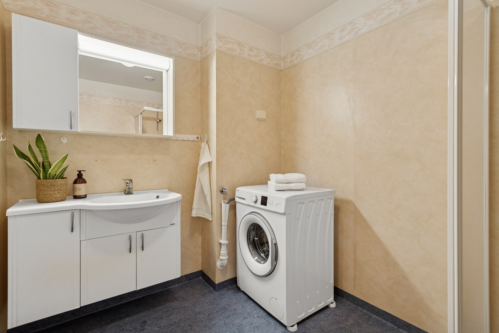 Baderommet er på 4,9m² og har varmekabler i gulv. Galleribilde