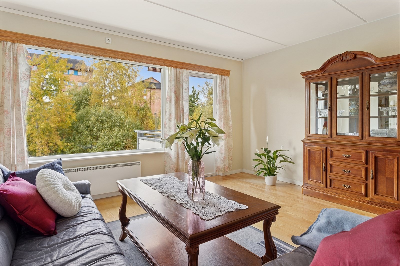 Store vindusflater sørger for rikelig med naturlig lysinnslipp. Galleribilde