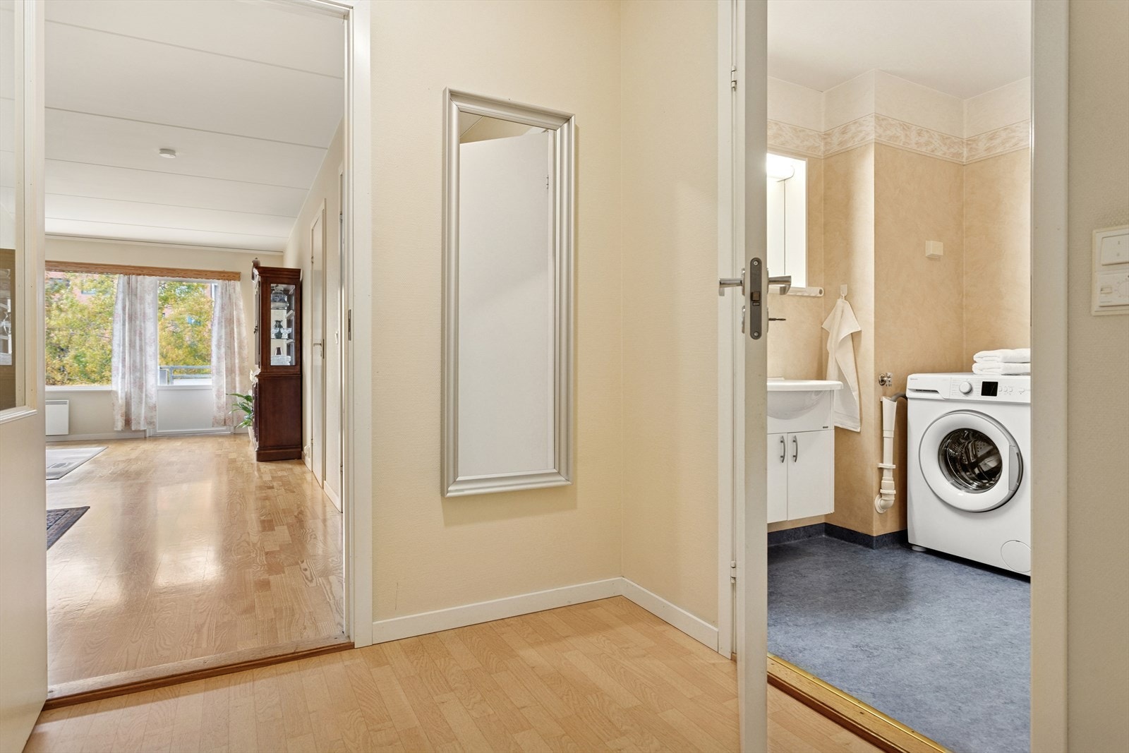 Her er det god plass for oppbevaring av yttertøy. Galleribilde