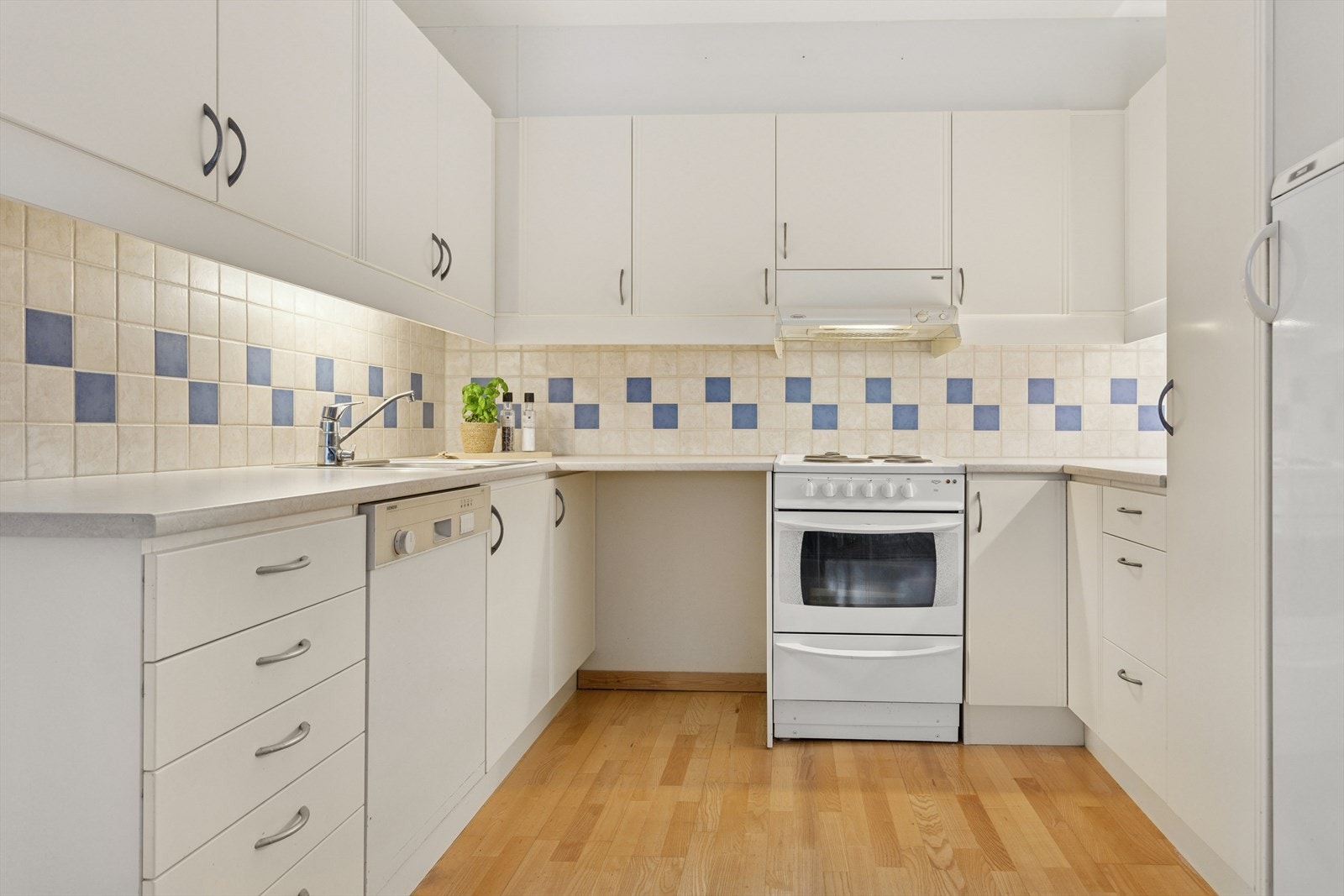 Kjøkkenet har god skap- og benkeplass. Galleribilde